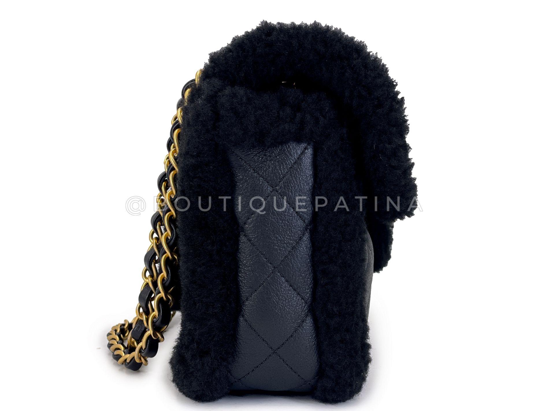 Chanel Borsa a soffietto in shearling nero GHW 68590 In condizioni ottime in vendita a Costa Mesa, CA