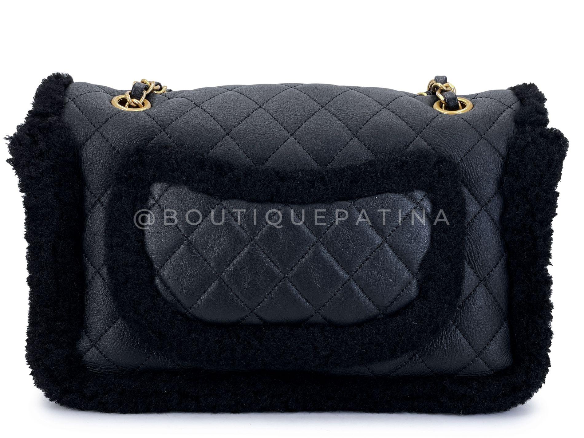 Donna Chanel Borsa a soffietto in shearling nero GHW 68590 in vendita