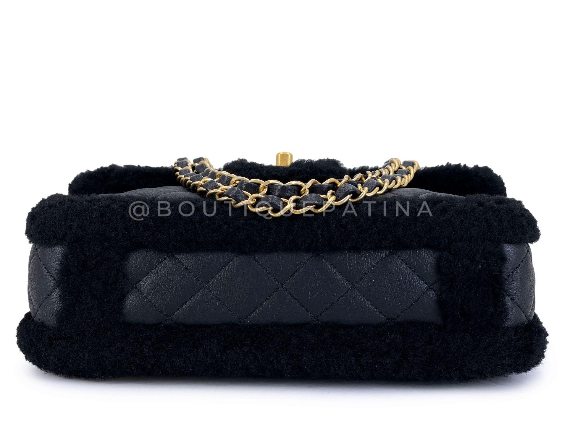 Chanel Borsa a soffietto in shearling nero GHW 68590 in vendita 1