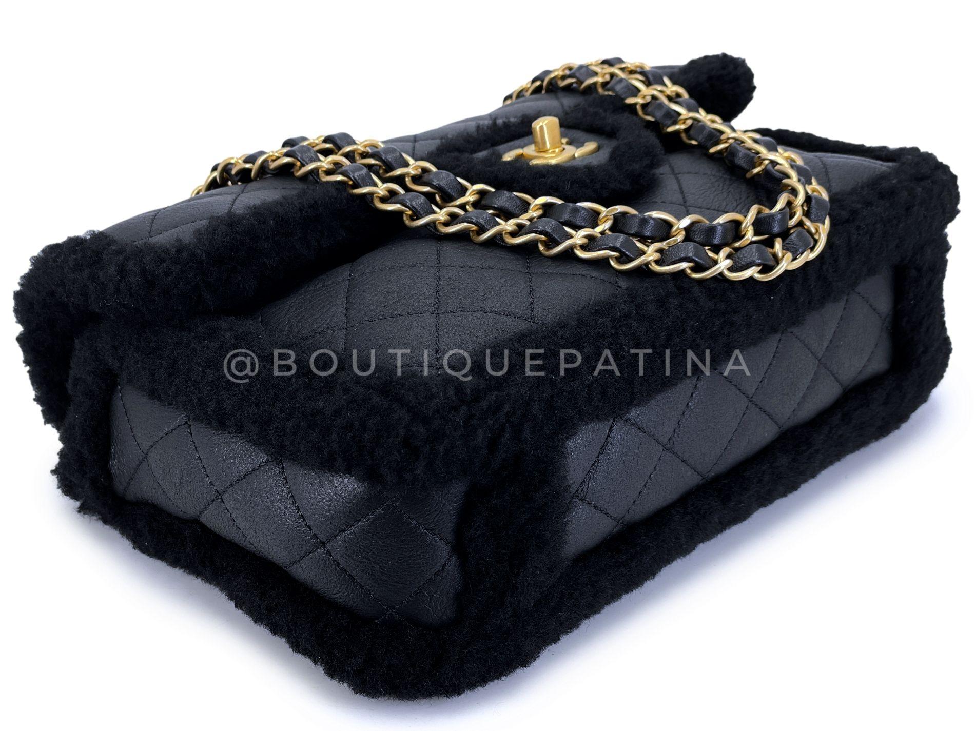 Chanel Borsa a soffietto in shearling nero GHW 68590 in vendita 2
