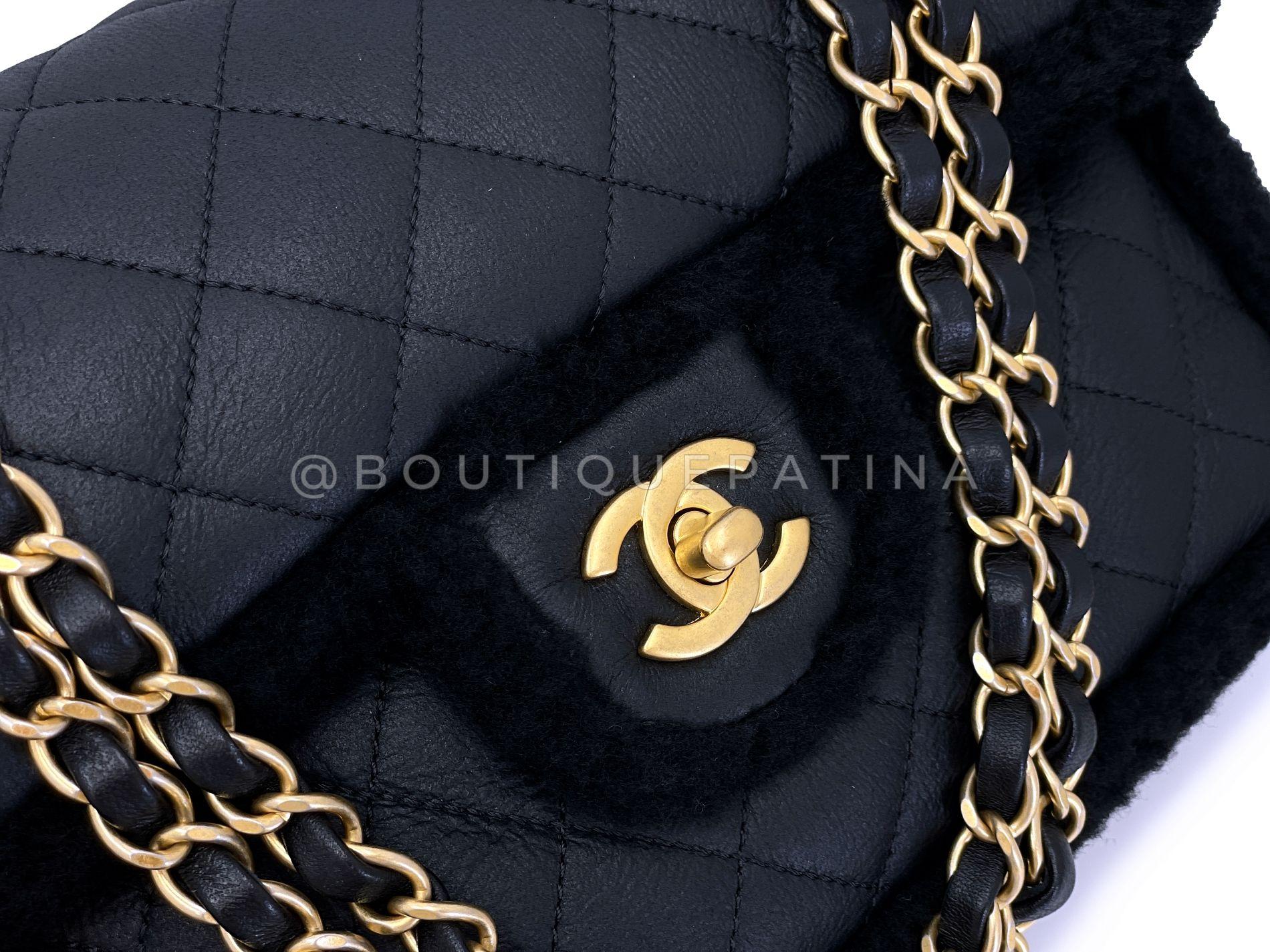 Chanel Borsa a soffietto in shearling nero GHW 68590 in vendita 3