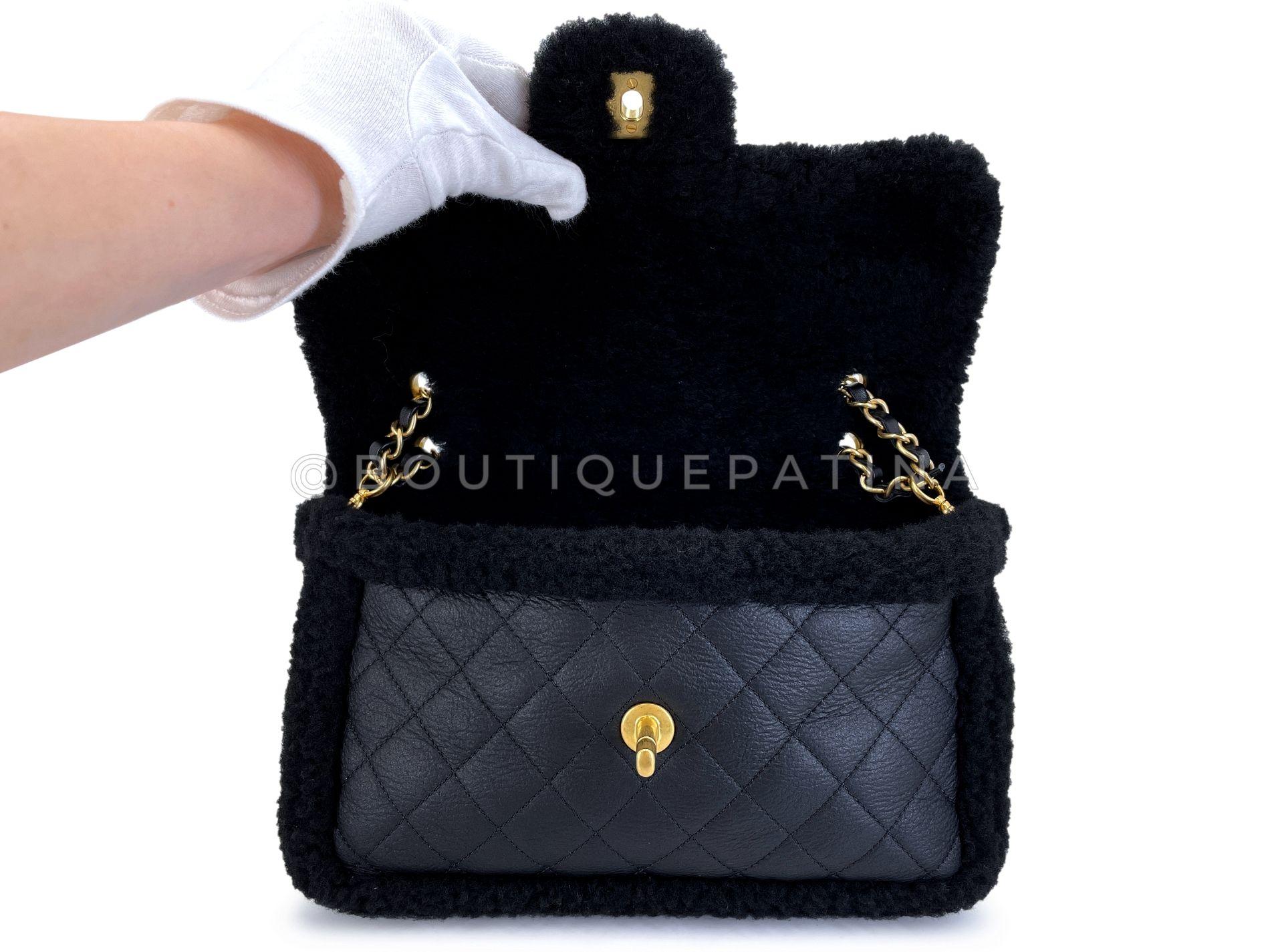 Chanel Borsa a soffietto in shearling nero GHW 68590 in vendita 4