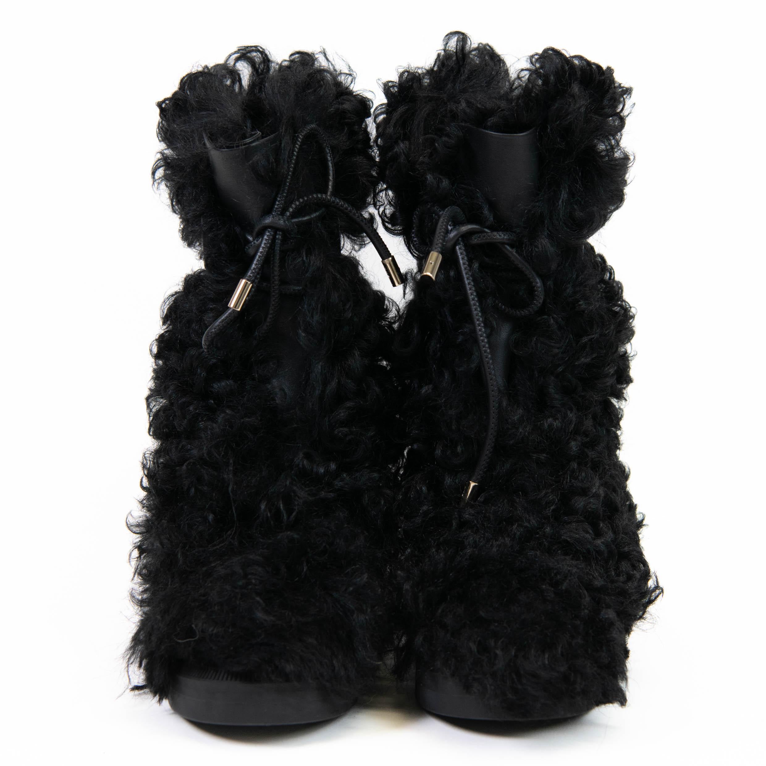 100% Authentic 

These stunning boots are crafted of black shearling and smooth leather in black. They feature a gold Chanel logo, leather detailing at the back of the ankle, gold tipped leather laces and leather and fur interior.

Shaft: 10.00