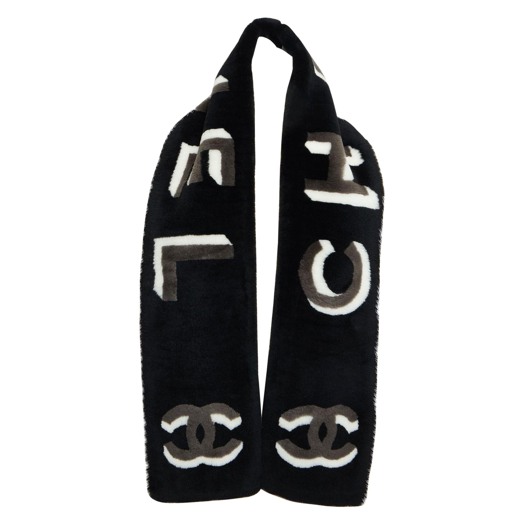 Chanel Schwarz Schafsfell 3D Logo Schal Neu