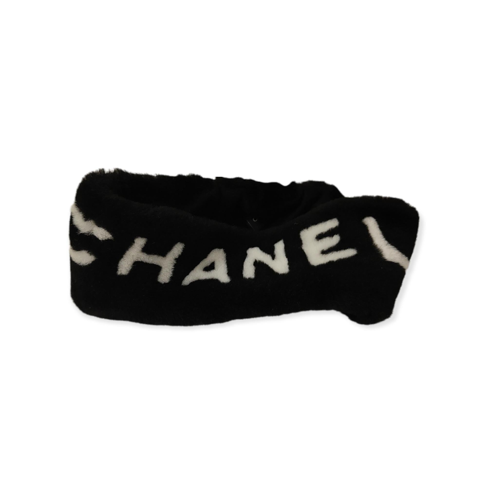 Headband or neck warmer chanel sheepskin and cashmere no composition label and size reported length 26 cm 
Estimated size M
Excellent condition