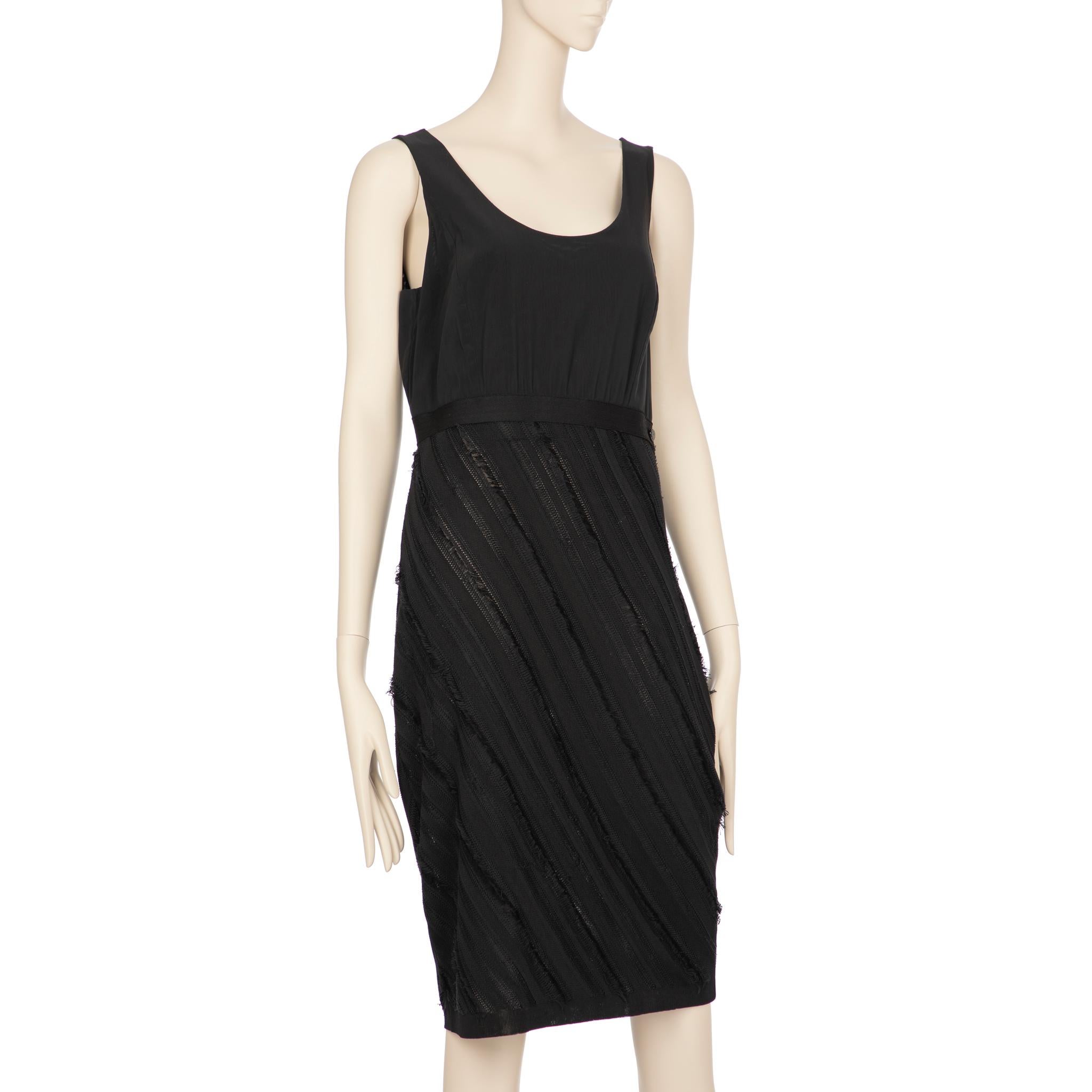 
Brand:

Chanel
Product:

Shift Dress
Size:

42 Fr

Colour:

Black

Material:

Outer: 56% Viscose & 44% Silk

Lining: 73% Polyester & 27% Elastane

Condition:

Excellent:

The product is in excellent condition, displaying minimal signs of wear. The