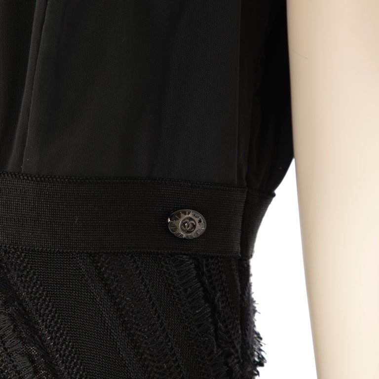 Robe droite noire Chanel 42 FR En vente sur 1stDibs