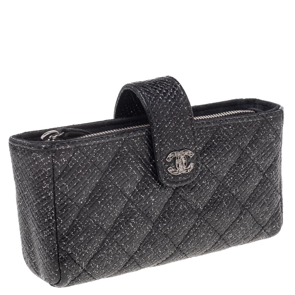 Chanel Black Shimmering Quilted Leather CC Phone Pouch In Good Condition In Dubai, Al Qouz 2