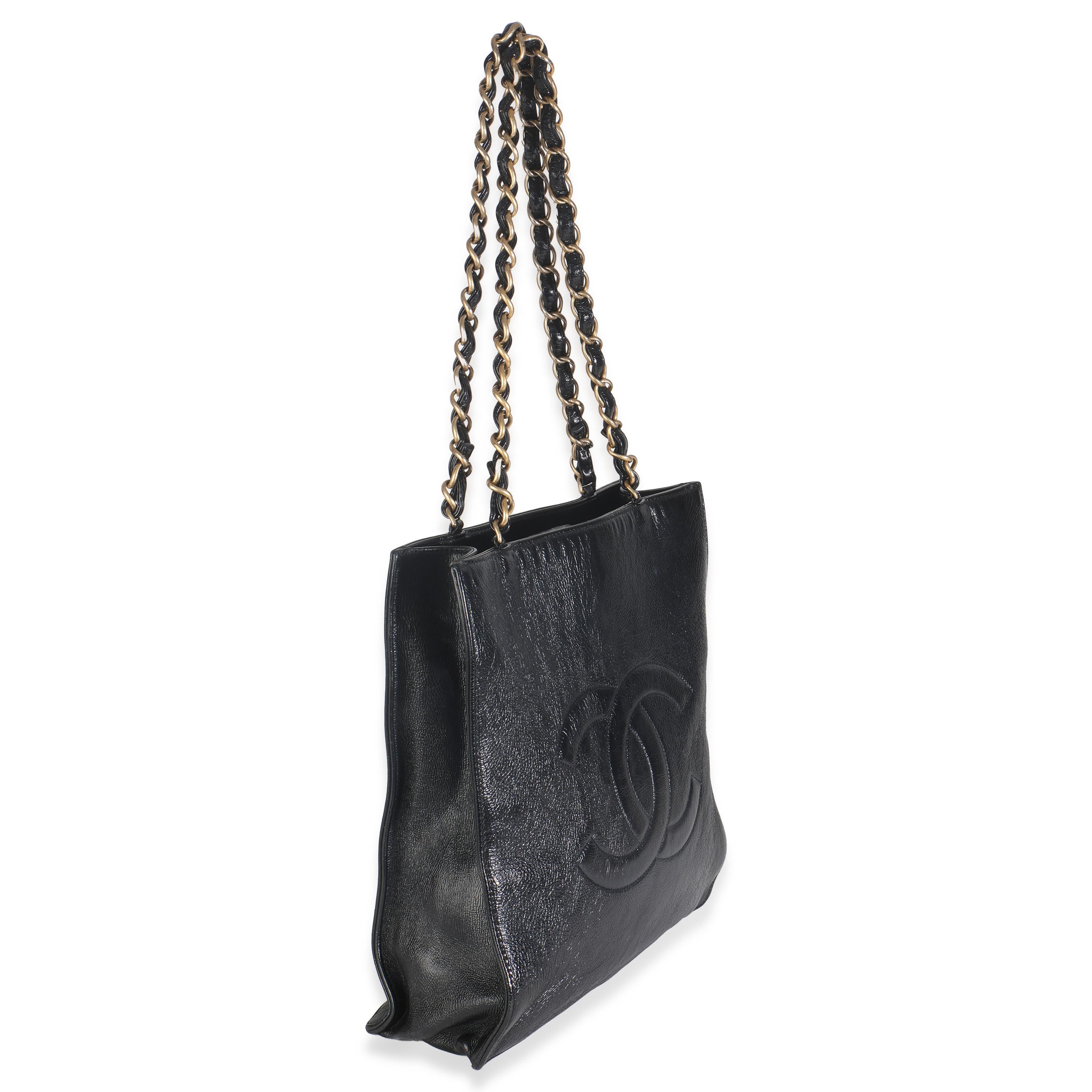 Auflistung Titel: Chanel Schwarz Glänzend Gealtert Kalbsleder Nord Süd Einkaufstasche
SKU: 148988
MSRP: 4200.00 USD
Zustand: Gebraucht 
Handtasche Zustand: Gut
Bemerkungen zum Zustand: Der Artikel ist in gutem Zustand mit offensichtlichen