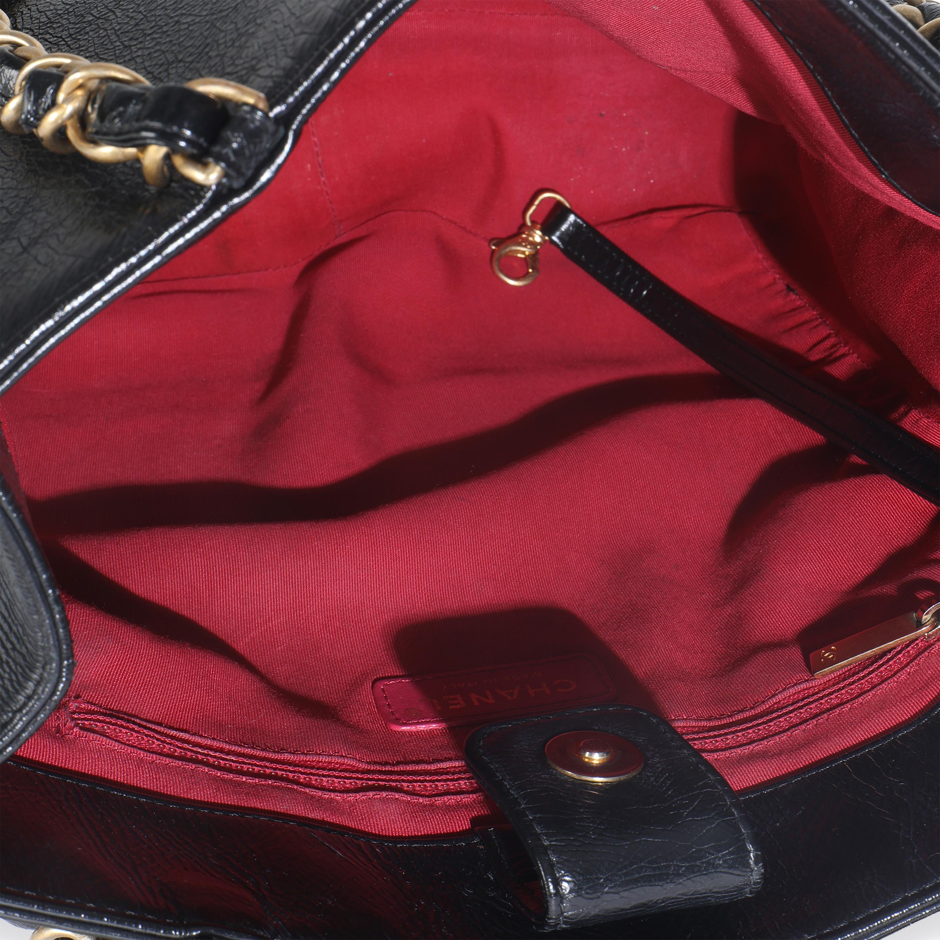 Chanel Schwarz Glänzend Gealtert Kalbsleder Nord Süd Einkaufstasche im Angebot 1