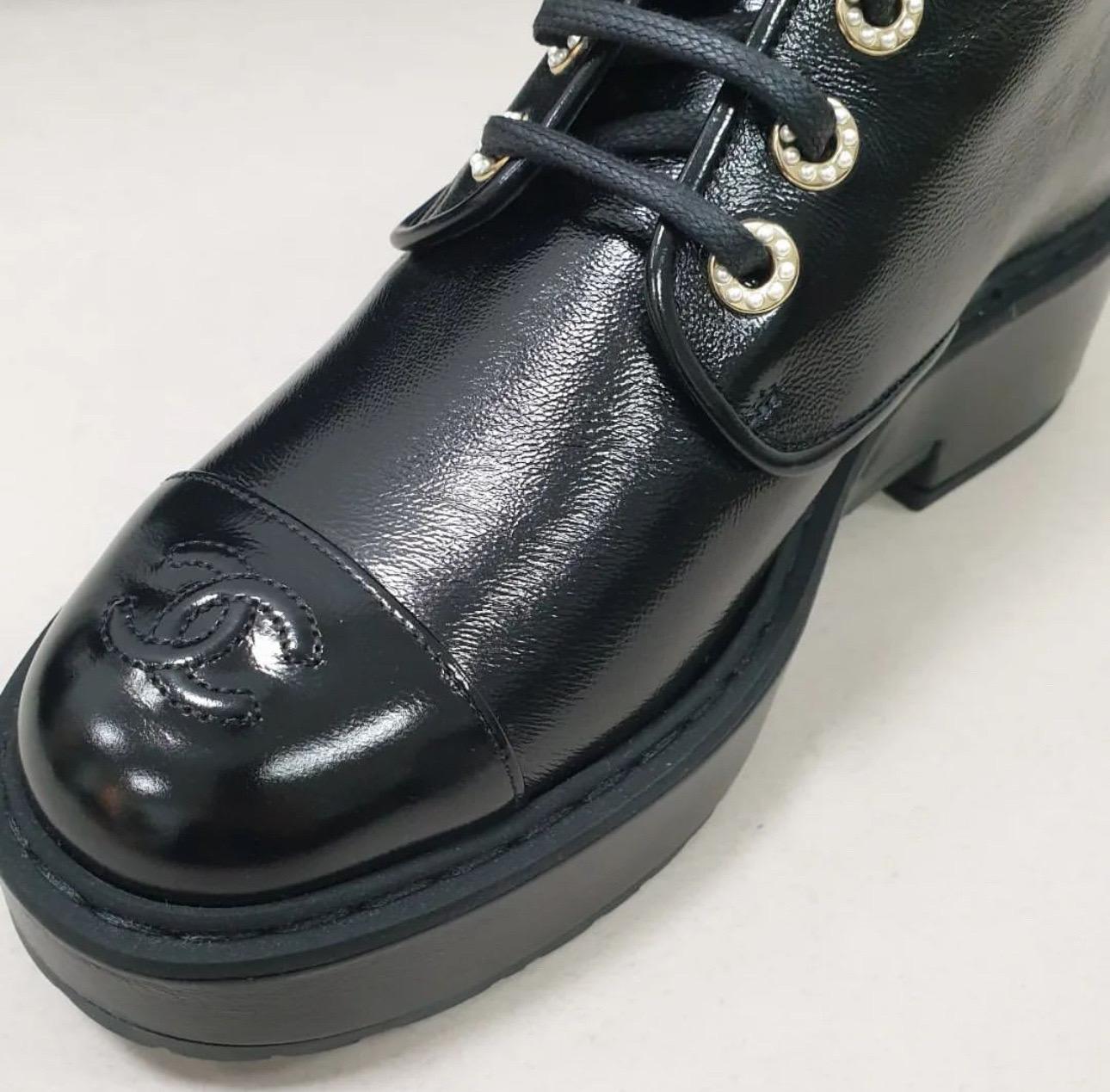 Chanel Black Shiny Calfskin Pearl Lace-Up Combat Short Boots  In New Condition For Sale In Krakow, PL