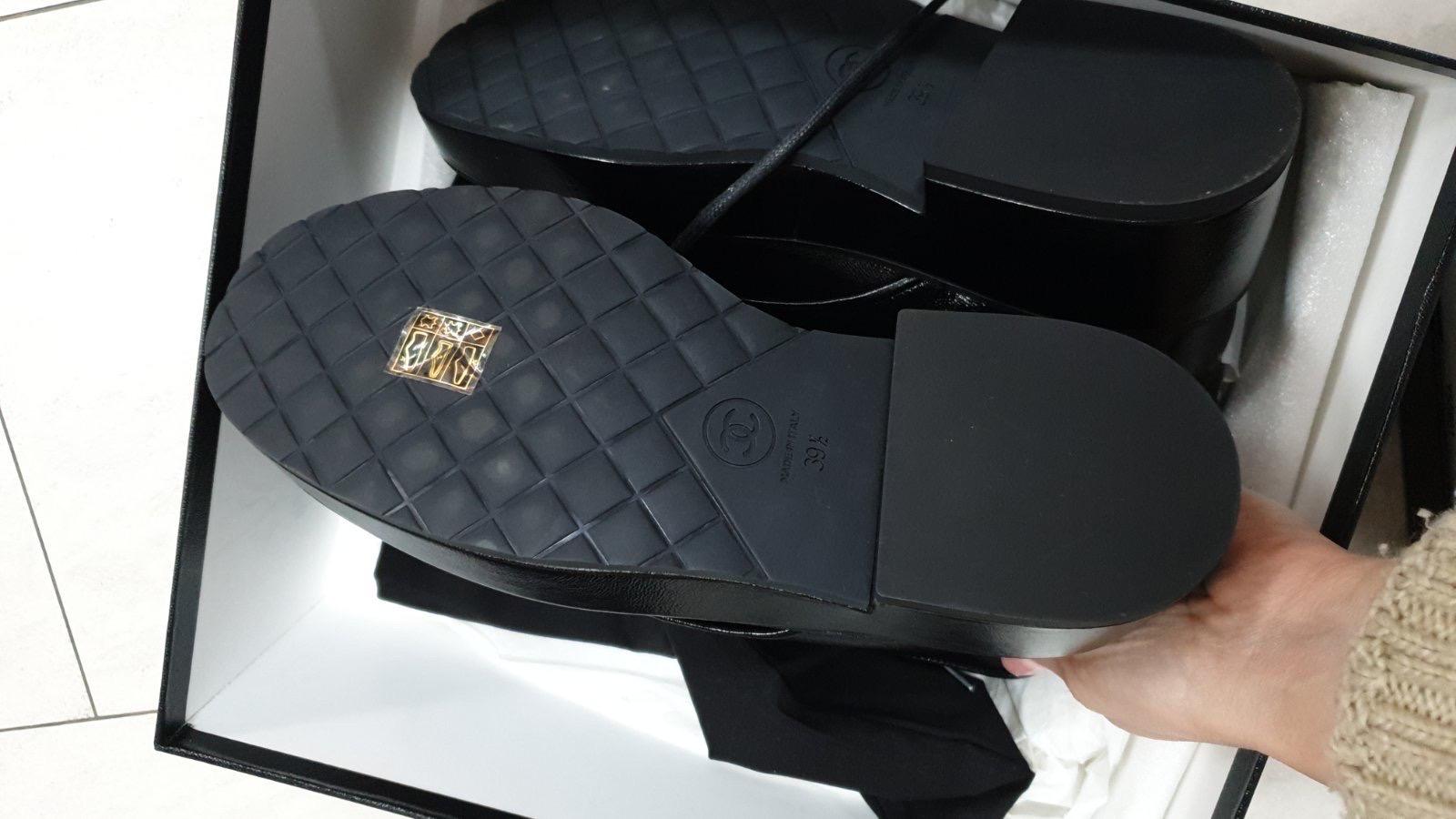 Chanel Schwarze glänzende Kalbsleder-Perlen-Schnürstiefel für kurze Kämpfe  im Angebot 3