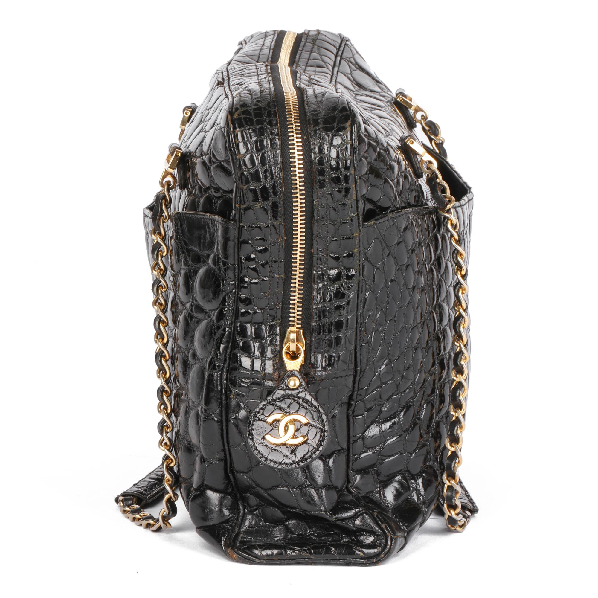 Noir Chanel - Sac d'appareil photo vintage en cuir de crocodile noir brillant en vente