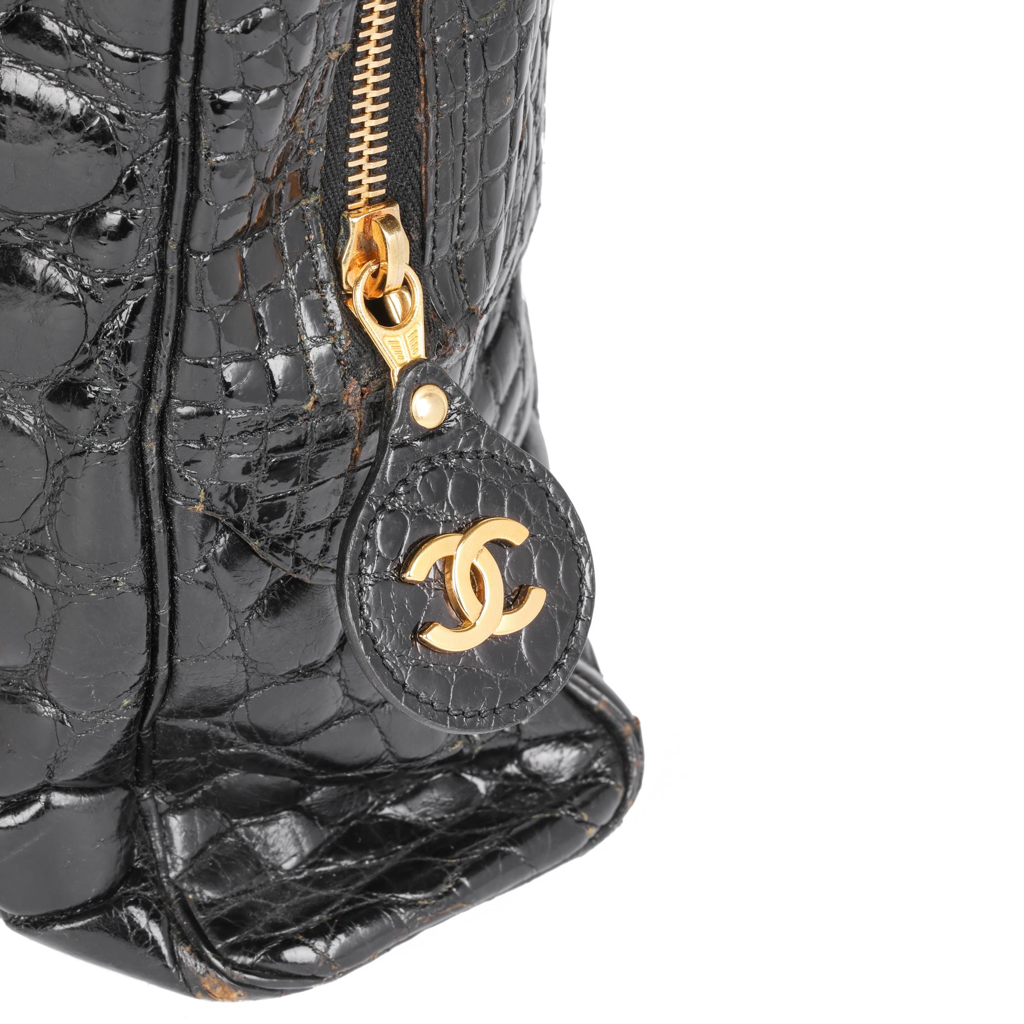 Chanel - Sac d'appareil photo vintage en cuir de crocodile noir brillant en vente 3