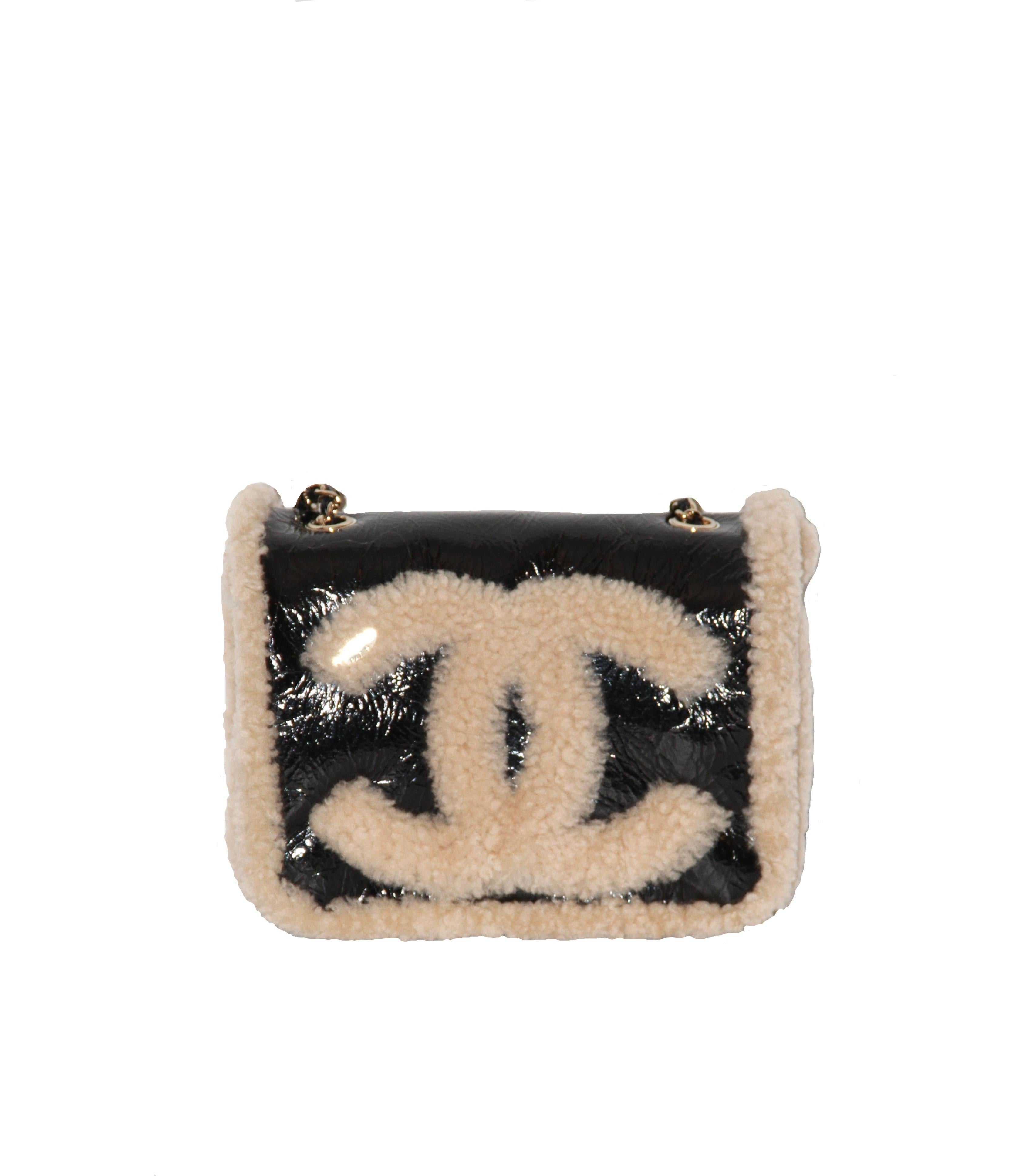 From the Chanel Fall Winter 2019 Collection, this pre-owned but new flap bag is crafted with unique crumpled black sheepskin and beige shearling sheepskin.
The back of the bag is diamond quilted with shearling and the inside is a combination of