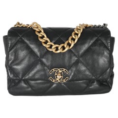 Borsa Chanel 19 con patta in pelle d'agnello nera lucida