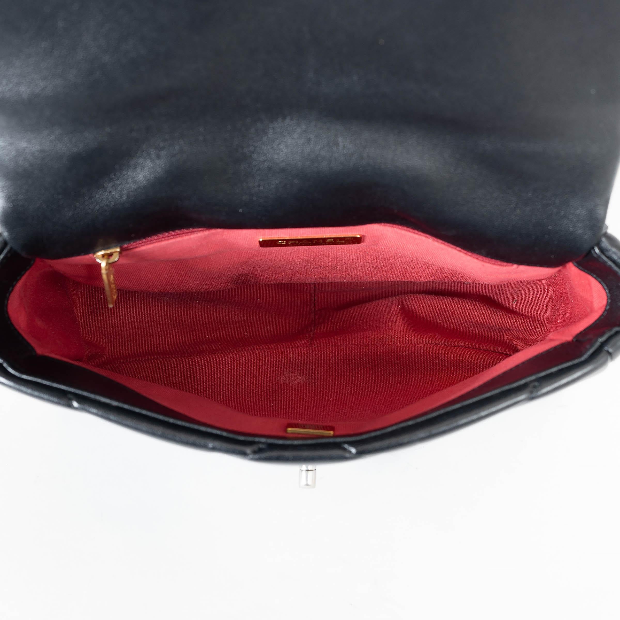 CHANEL black shiny lambskin leather 19 MEDIUM Shoulder Bag For Sale 1