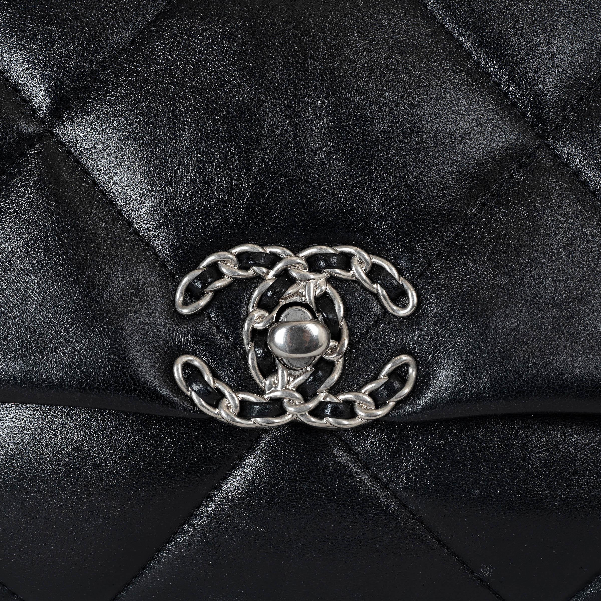 CHANEL black shiny lambskin leather 19 MEDIUM Shoulder Bag For Sale 2