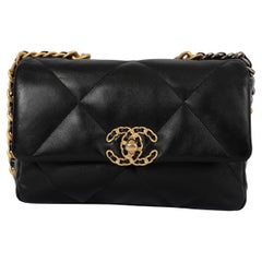 CHANEL black shiny lambskin leather 19 MEDIUM Shoulder Bag