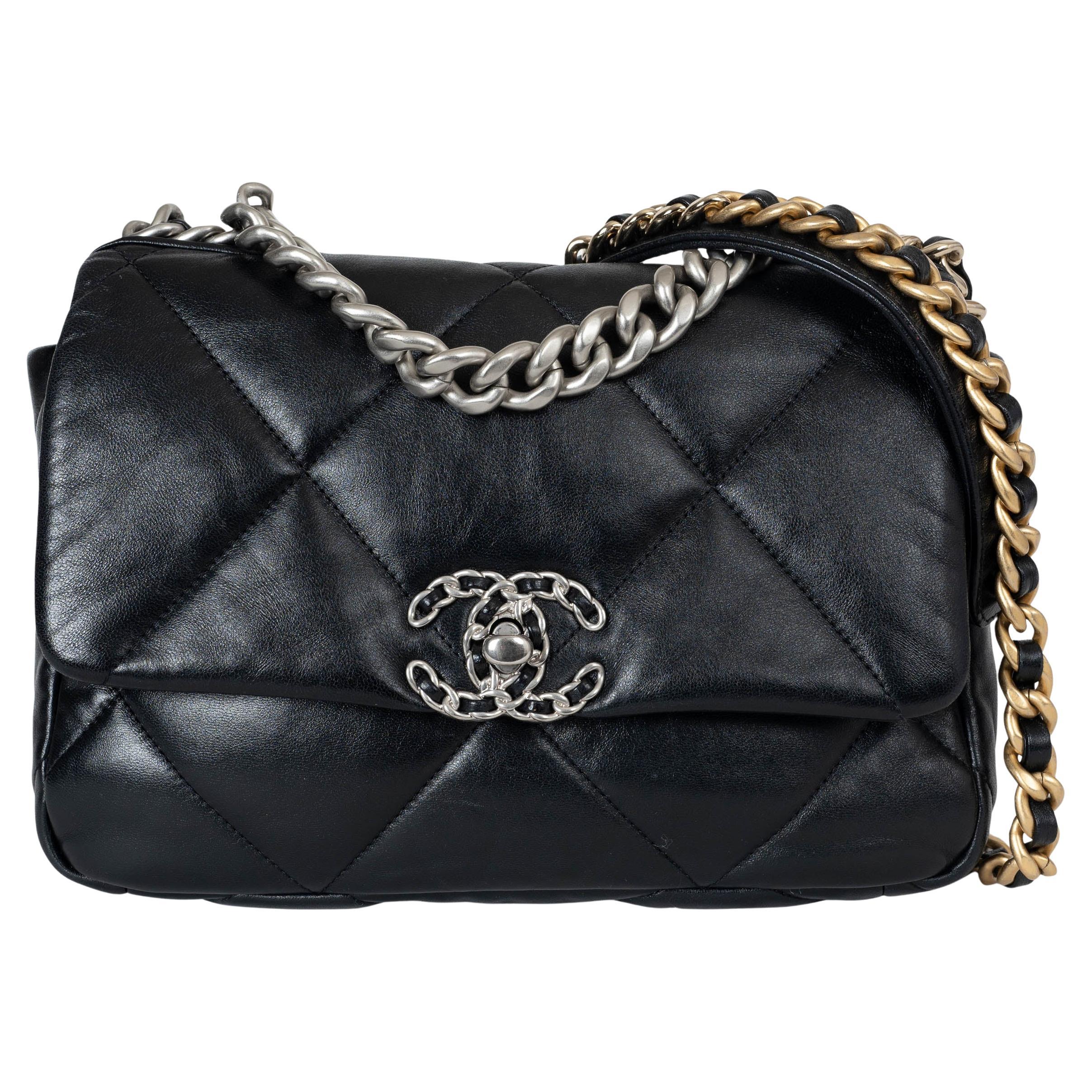 CHANEL black shiny lambskin leather 19 MEDIUM Shoulder Bag For Sale