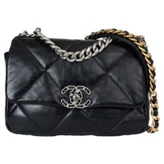 CHANEL sac à bandoulière 19 MEDIUM en cuir d'agneau brillant noir