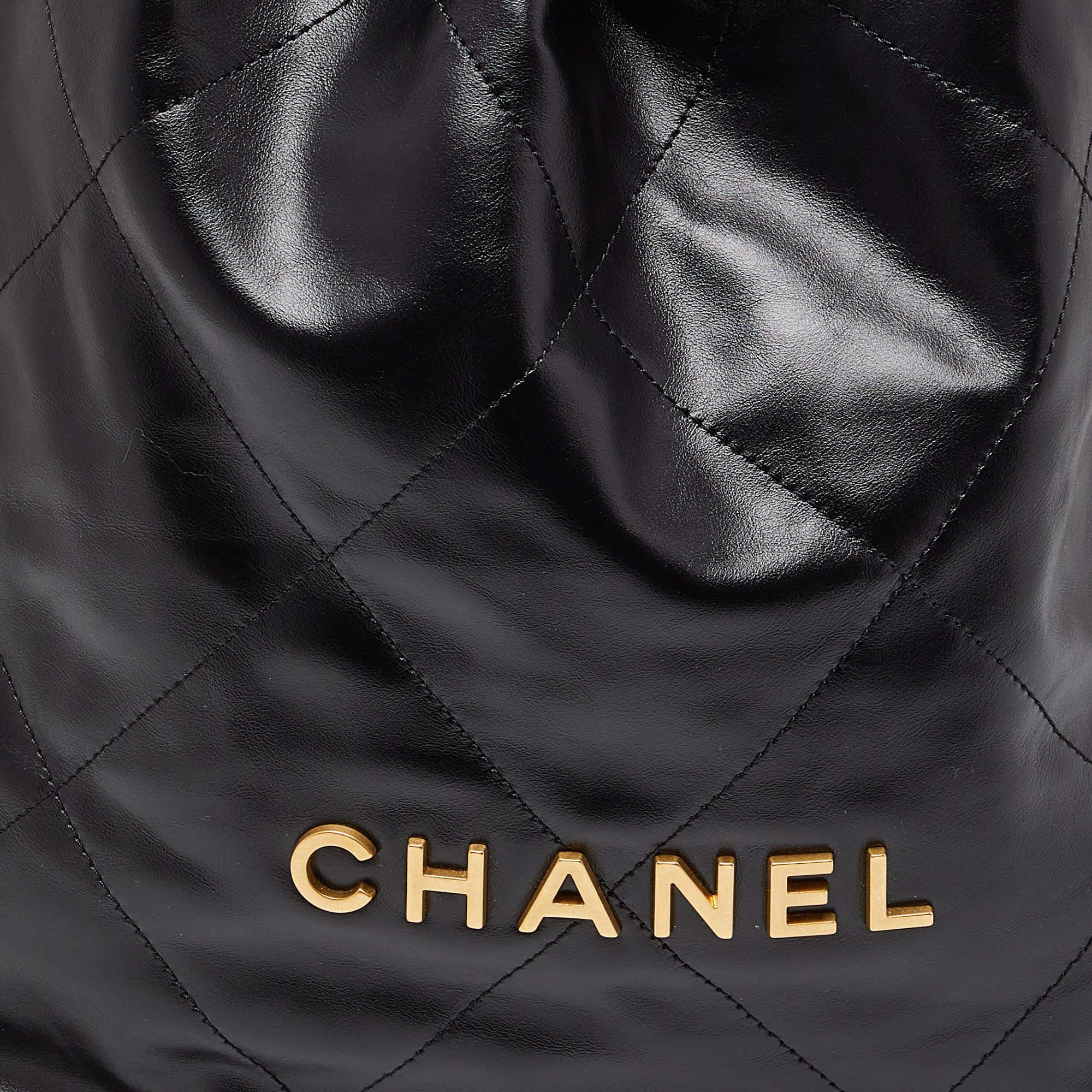 Chanel Sac à dos 22 en cuir matelassé noir brillant en vente 6