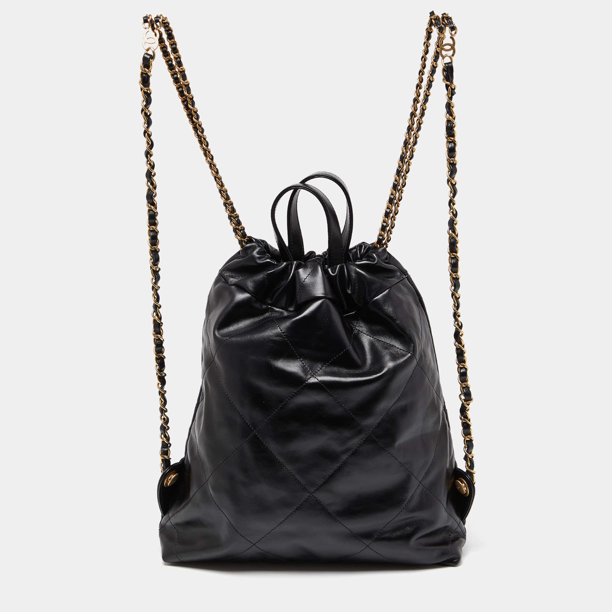 Les sacs Chanel sont réputés pour leur design unique qui reflète l'élégance de la marque, et le savoir-faire immaculé de la marque permet à ses créations de durer saison après saison. Voici le superbe sac à dos Chanel 22, minutieusement confectionné