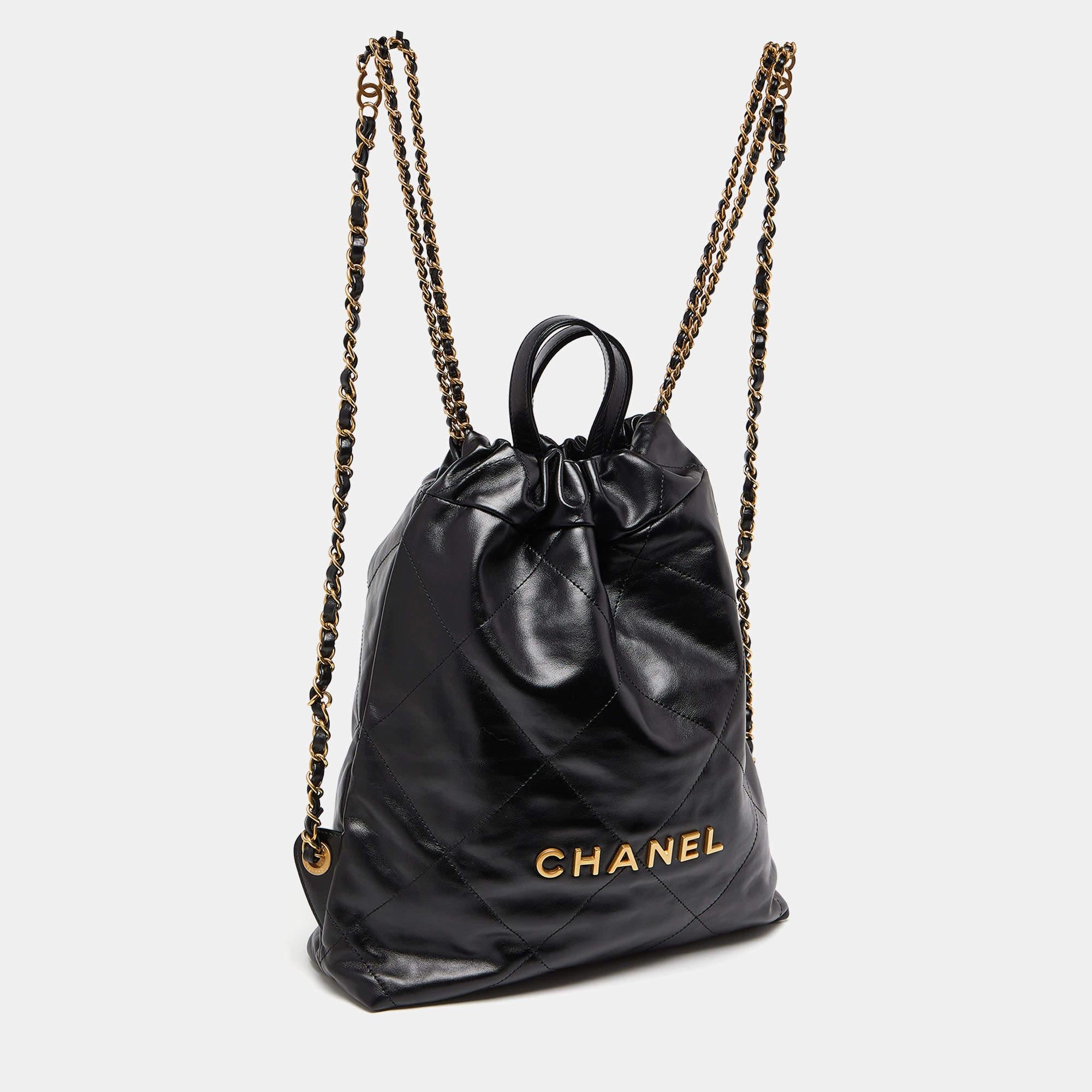 Chanel Sac à dos 22 en cuir matelassé noir brillant Pour femmes en vente