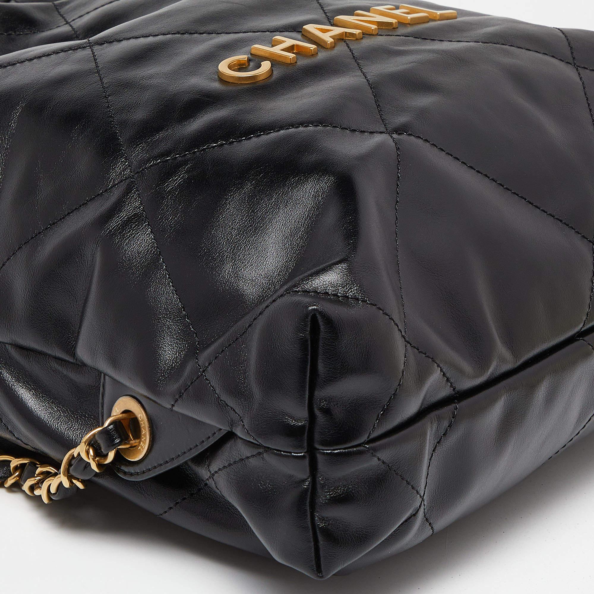 Chanel Sac à dos 22 en cuir matelassé noir brillant en vente 2
