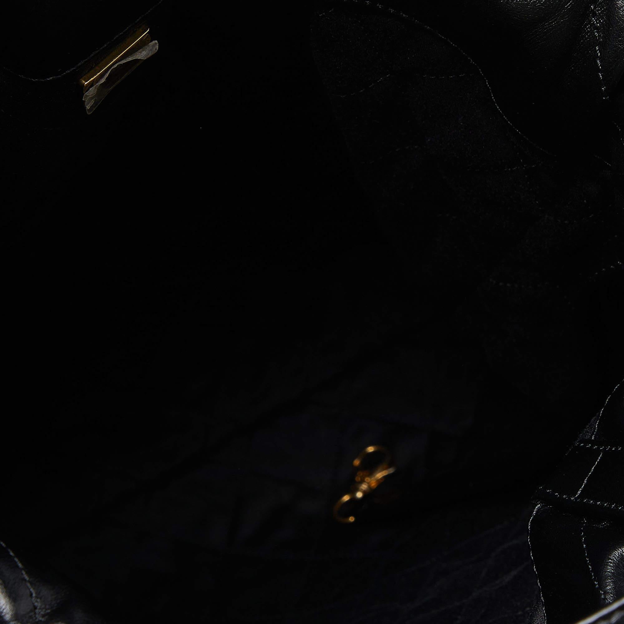 Chanel Sac à dos 22 en cuir matelassé noir brillant en vente 3