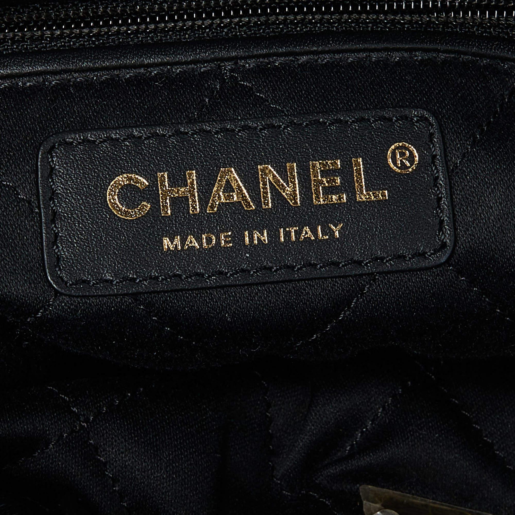 Chanel Sac à dos 22 en cuir matelassé noir brillant en vente 4