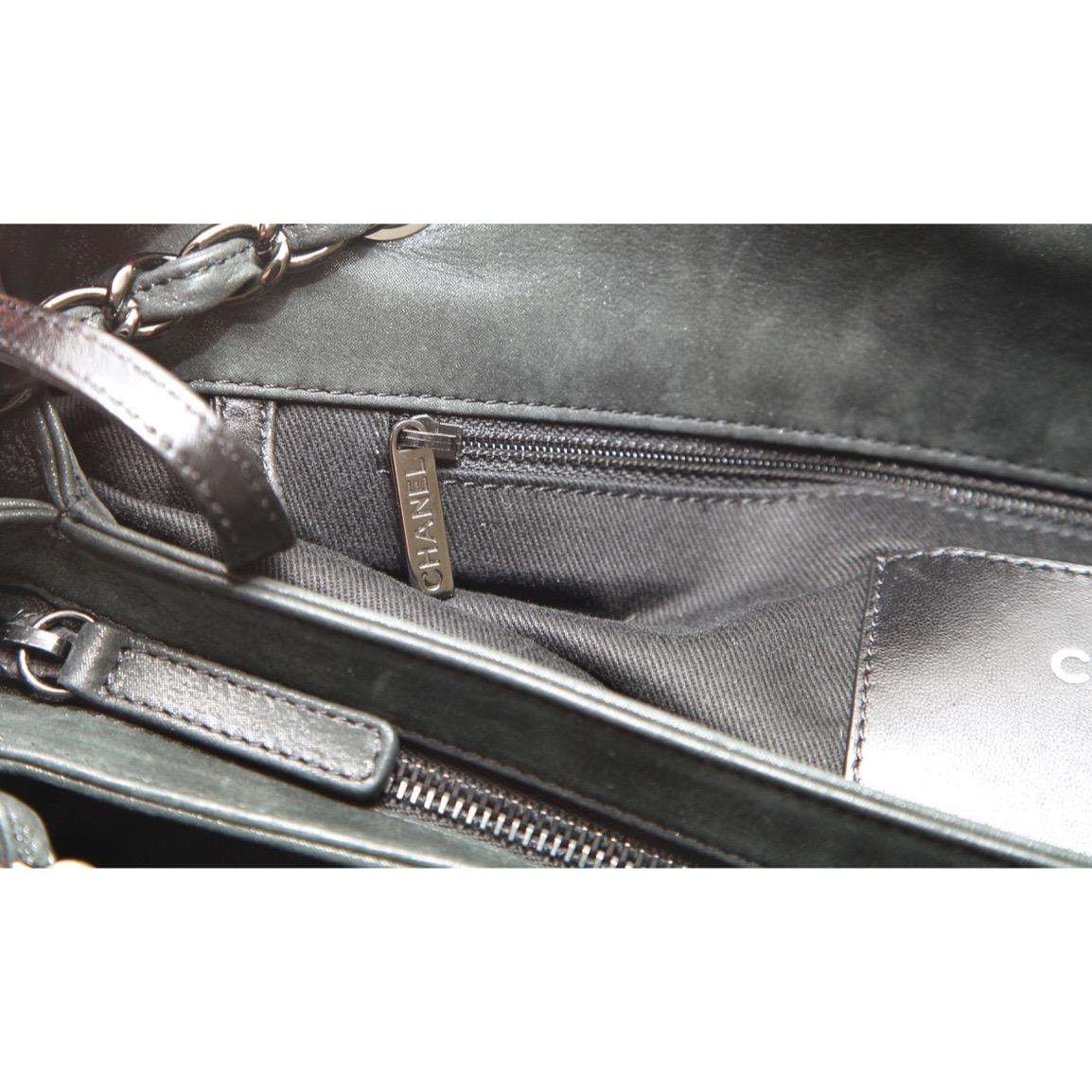 CHANEL Sac Black Shoulder Bowling JUST MADEMOISELLE Quilted Iridescent Chain en vente 5