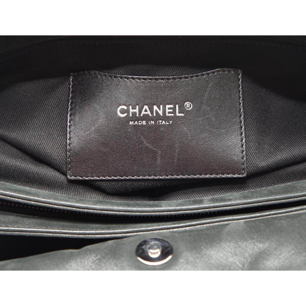 CHANEL Sac Black Shoulder Bowling JUST MADEMOISELLE Quilted Iridescent Chain en vente 6