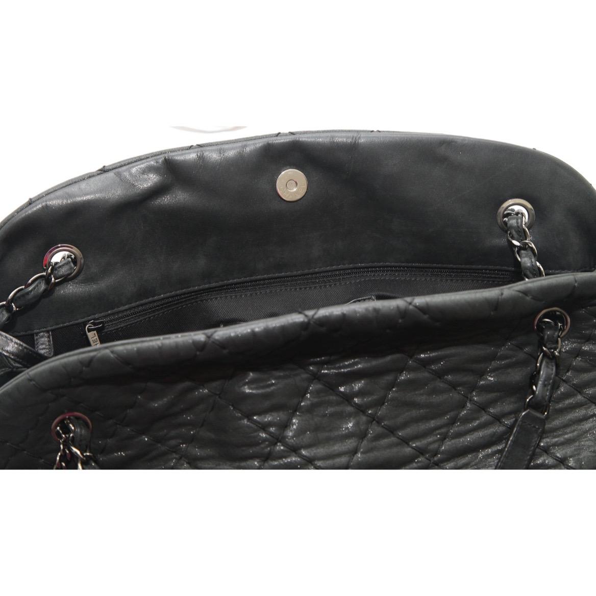 CHANEL Sac Black Shoulder Bowling JUST MADEMOISELLE Quilted Iridescent Chain en vente 7