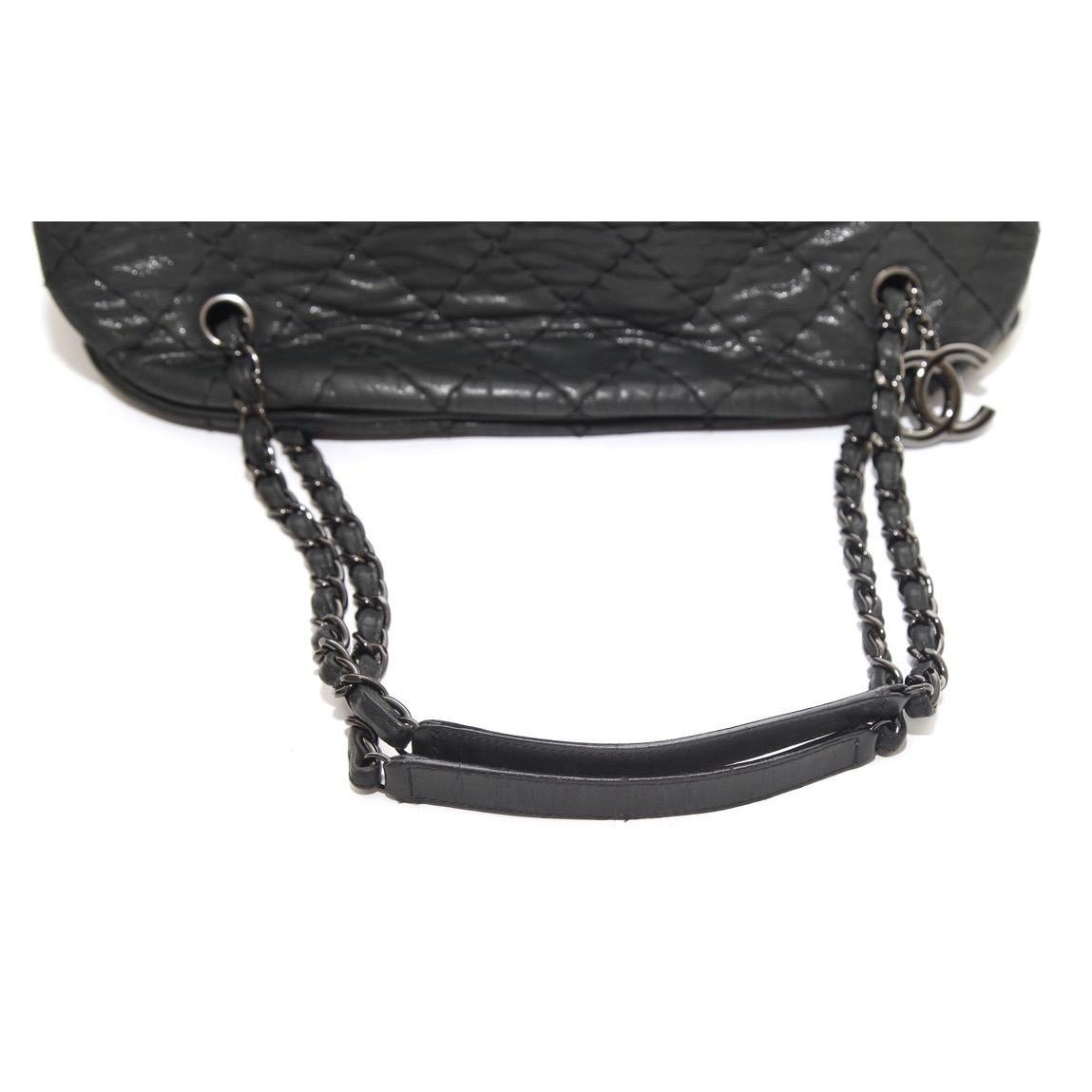 CHANEL Sac Black Shoulder Bowling JUST MADEMOISELLE Quilted Iridescent Chain en vente 3