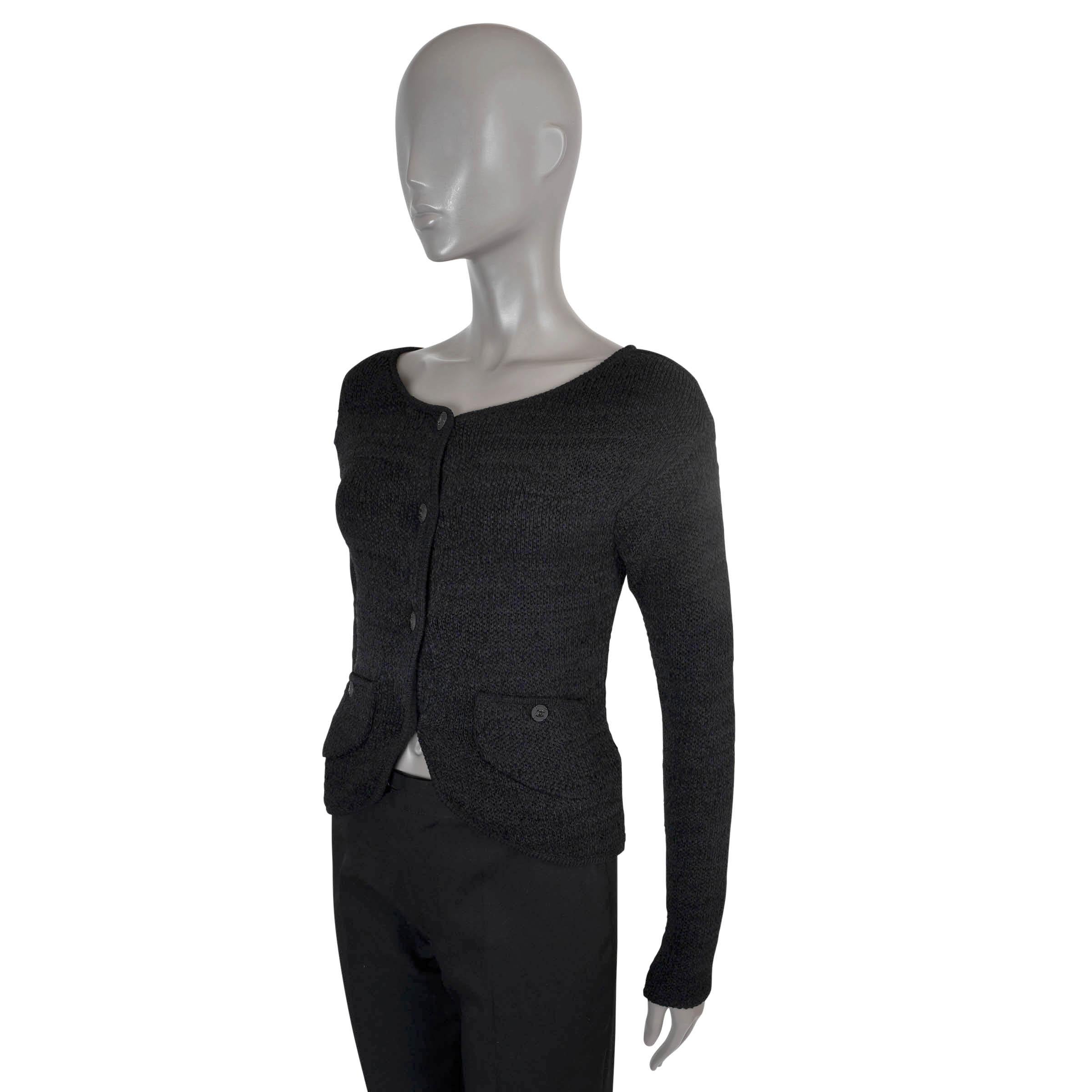 100% authentique cardigan Chanel en maille crochet noire soie (76%), cachemire (22%) et autres fibres (2%). Col en V et deux poches boutonnées à la taille. Il se ferme par des boutons CC en métal sur le devant et n'est pas doublé. A été porté et est