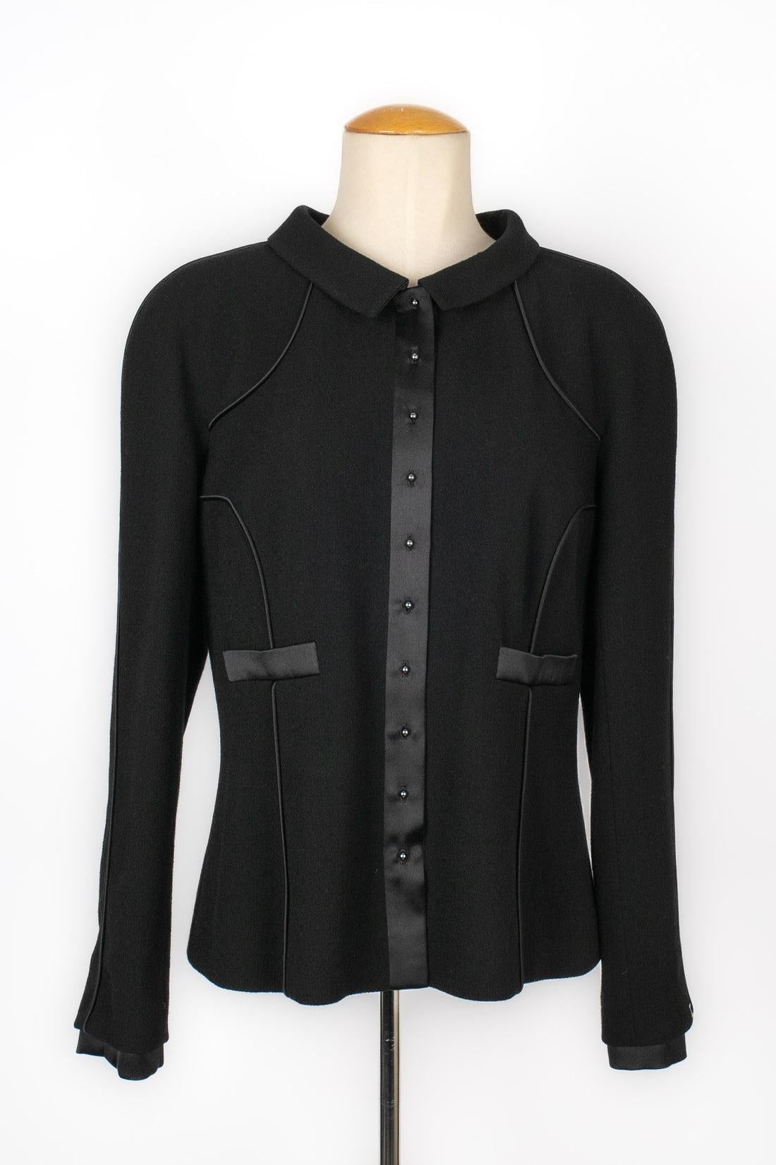 Chanel - (Made in France) Black silk and wool pant suit. Size 44FR for the jacket and 42FR for the pants. 2002 Fall-Winter Collection.

Additional information:
Condition: Very good condition
Dimensions: Jacket: Shoulder width: 46 cm - Chest: 46 cm -