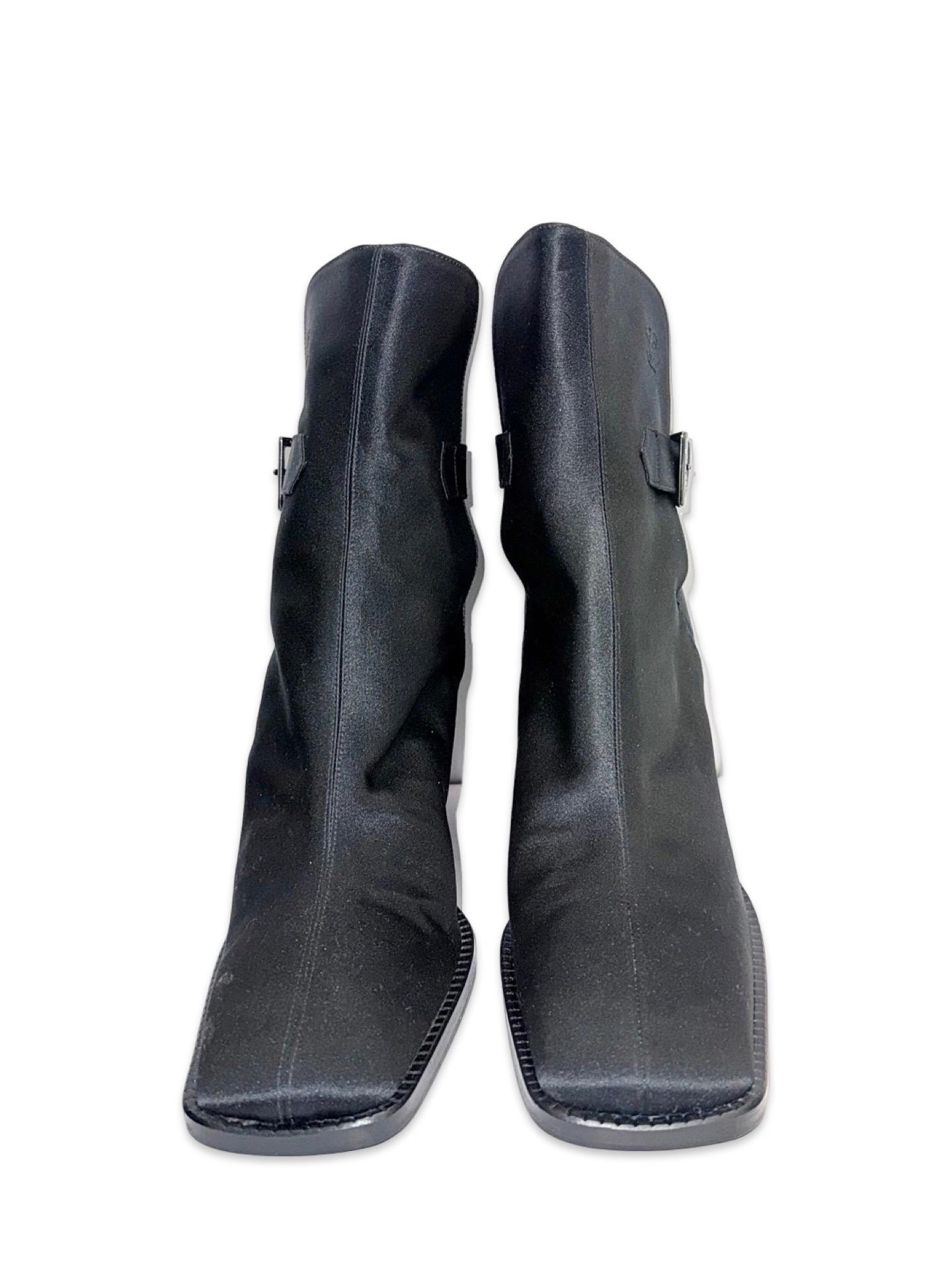 - Vintage 90's Chanel black silk ankle boots. 

- Chanel silver hardware bucket closure 

- Embossed CC logo. 

- Size 38. 

- In excellent to mint condition. 


