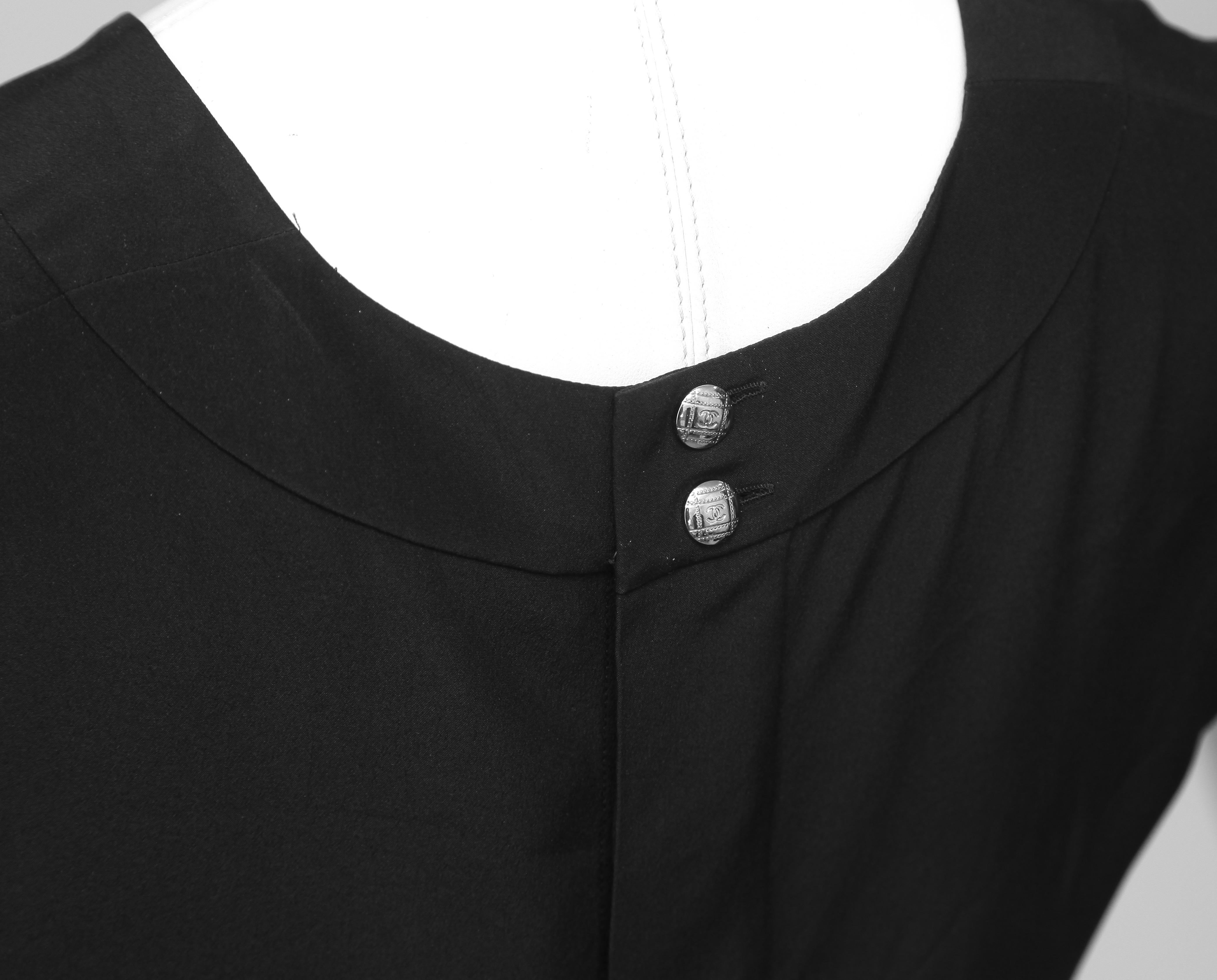 CHANEL Schwarze Seidenbluse ärmelloses Top Shirt plissierte V-Ausschnitt Knöpfe Gr. 36 im Angebot 1