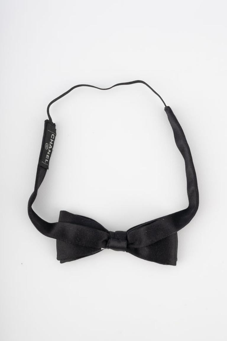 Chanel - (Made in France) Black silk bow tie.

Additional information:
Condition: Very good condition
Dimensions: Length: 53 cm

Seller Reference: ACC8