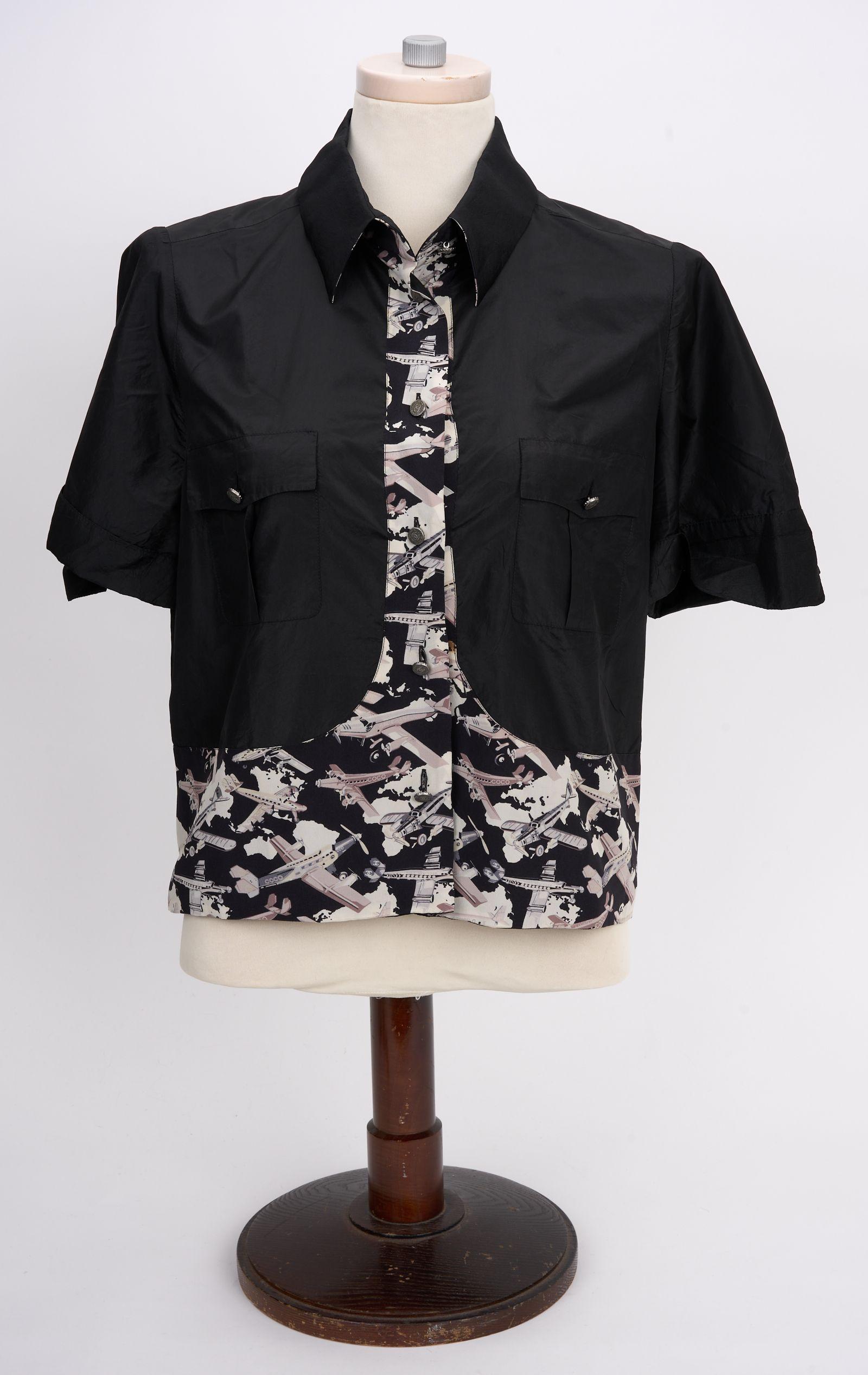 This Chanel button up shirt is made from 100% silk and iconic CC buttons. The front and hem features an airplane print. The shirt comes with a matching sash. French Size 42, equivalent to US size 10.
Please refer to measurements below.
Shoulder -