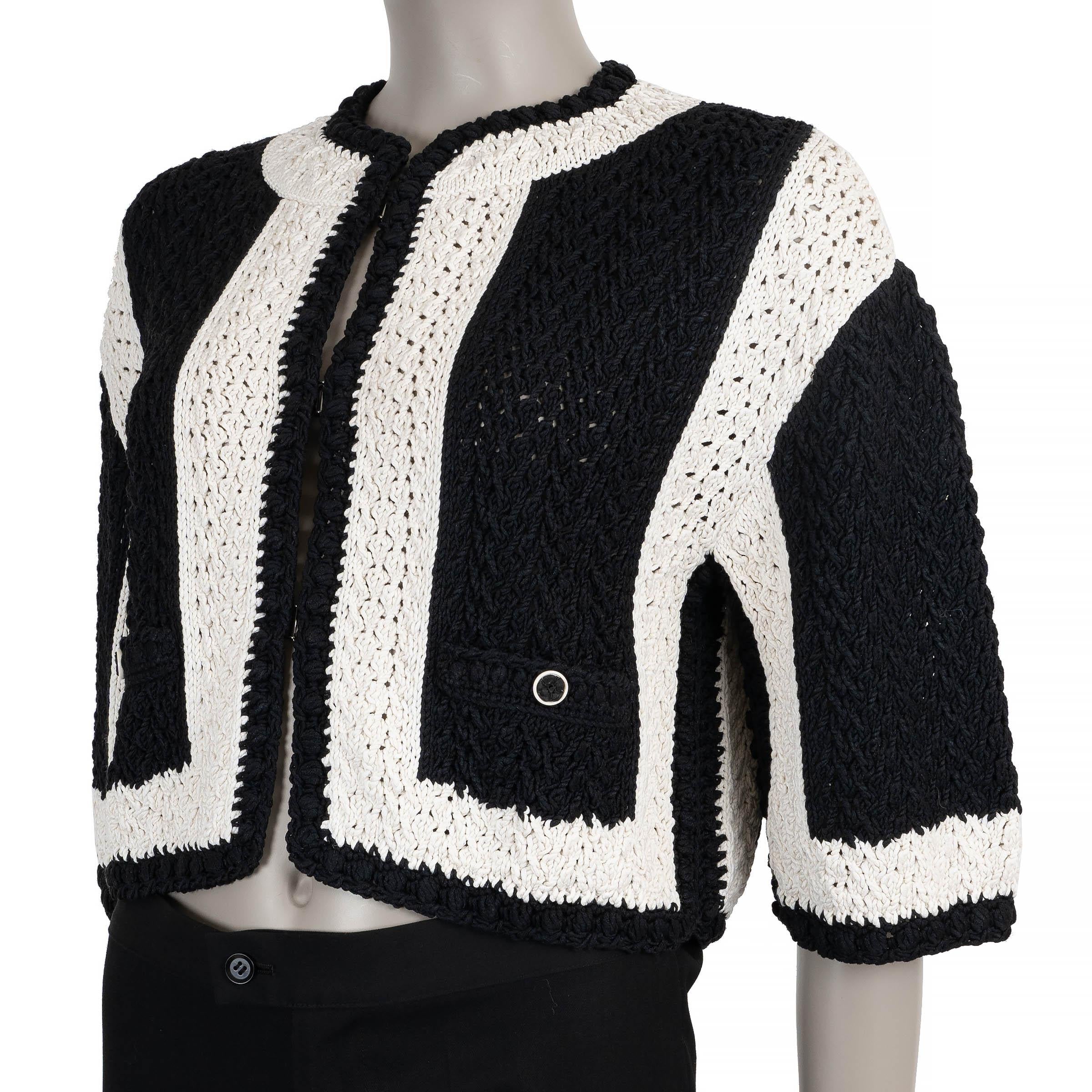 Ce cardigan 100% authentique de Chanel est confectionné en maille crochetée colorblock noire et blanche de soie (54%) et de coton (46%). Doté d'une silhouette carrée, il est conçu avec une encolure ras-du-cou et de larges demi-manches pour un look