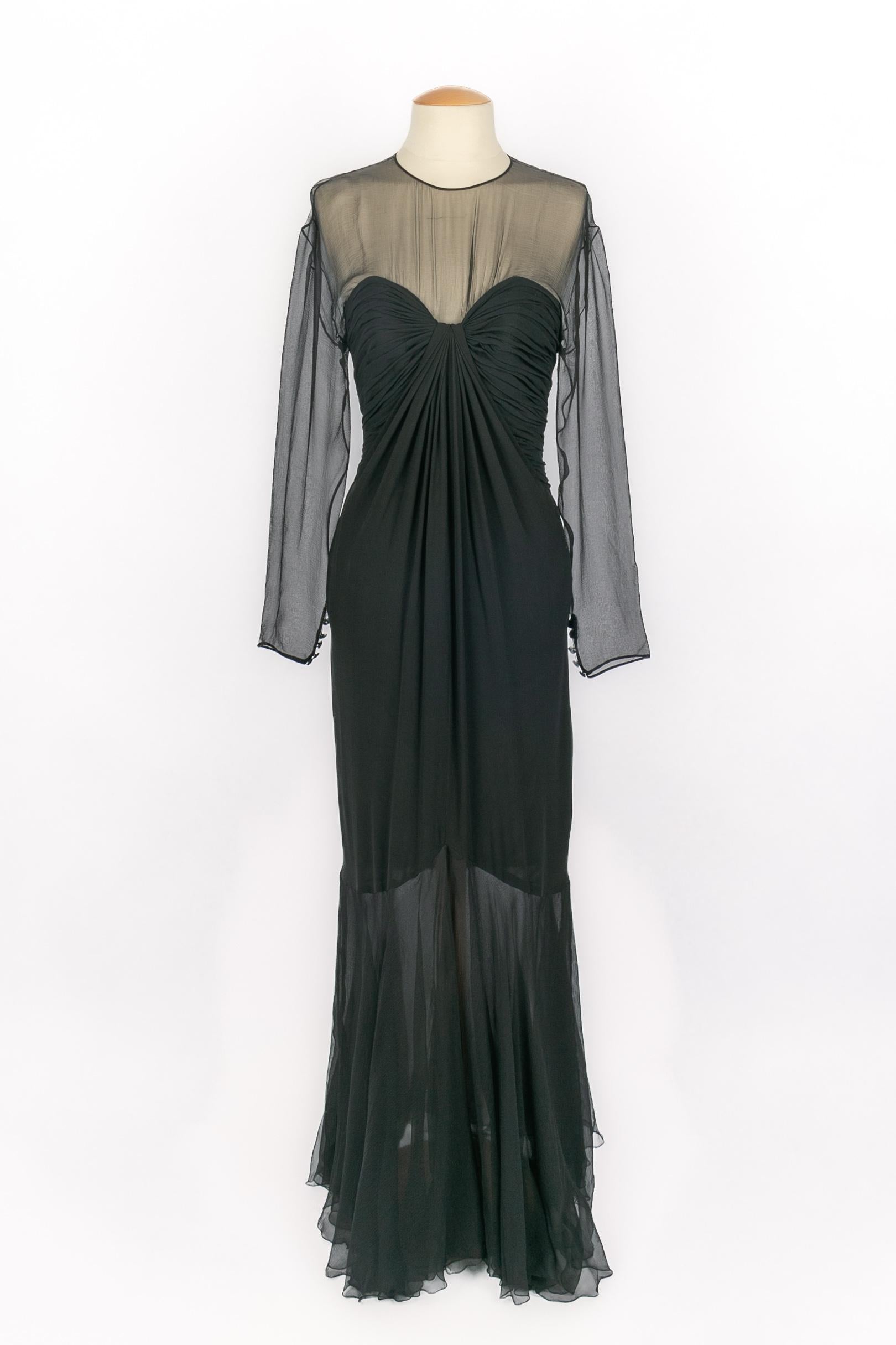 CHANEL - (Made in France) Long black silk dress. Size 42FR indicated.

Condition:
Very good condition

Dimensions:
Shoulder width: 44 cm - Chest: 40 cm - Waist: 32 cm - Sleeve length: 56 cm - Length: 150 cm to 160 cm

SKU:VR449
