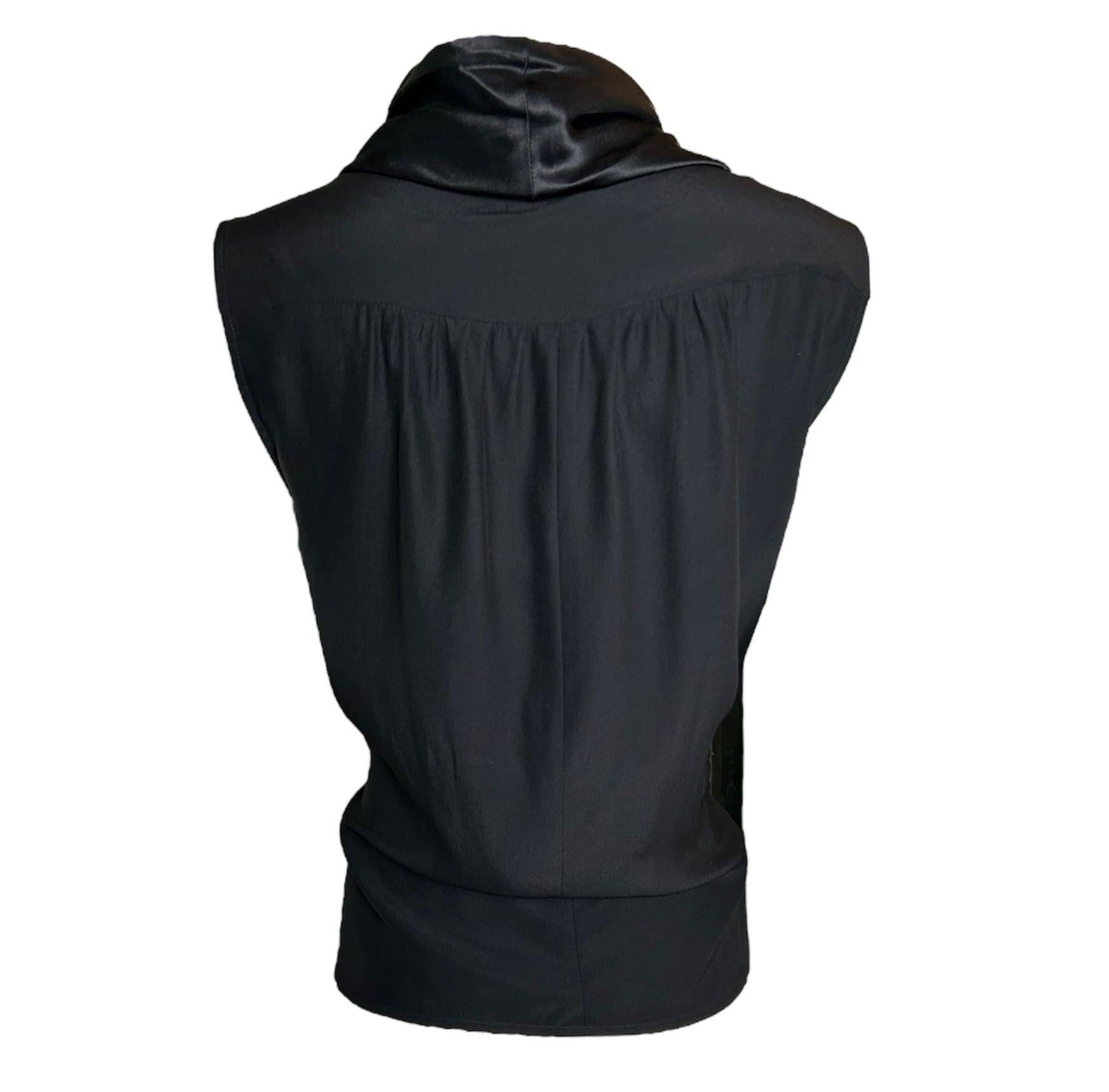 Apropos sexy in einem luxuriösen Kontext! Dieses raffinierte Top hat mit seinem mega tiefen V-Ausschnitt ein Geheimnis zu bieten. Wie könnte man seine Verehrer besser verführen als mit dem schimmernden Chanel-Logo? Seidensatin glänzt um das