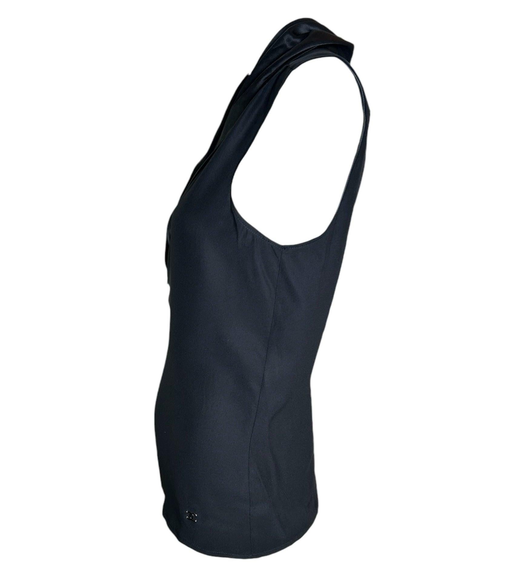 Chanel Schwarze Seidenbluse mit tiefem V-Ausschnitt und ärmelloser Bluse, 2000er Jahre im Zustand „Hervorragend“ im Angebot in Los Angeles, CA