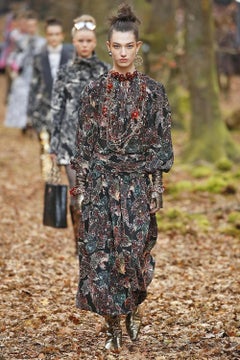 Chanel Maxi Abito in seta nera con stampa di foglie d'autunno e CC 34 FR