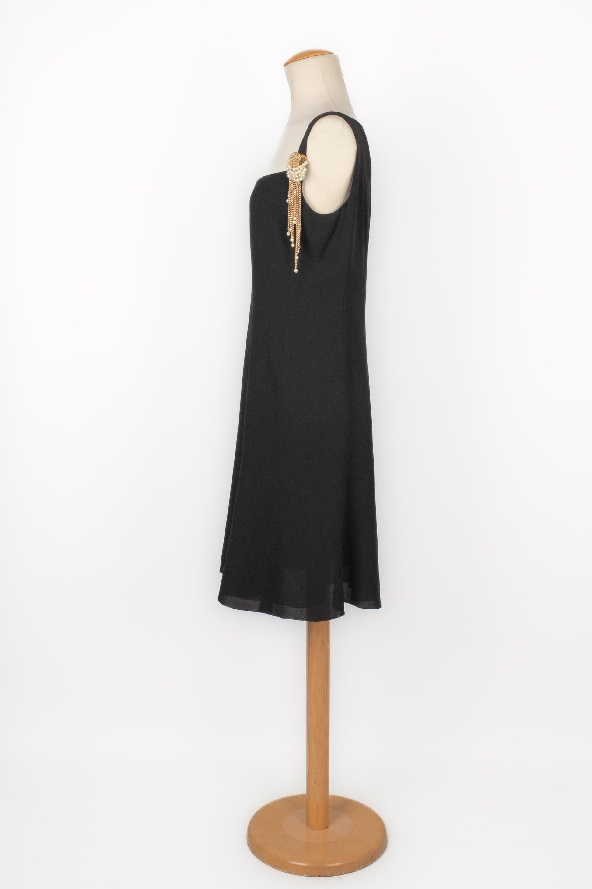 Chanel Vestido negro de seda de largo medio Crucero, 2001 en Excelente estado para la venta en SAINT-OUEN-SUR-SEINE, FR