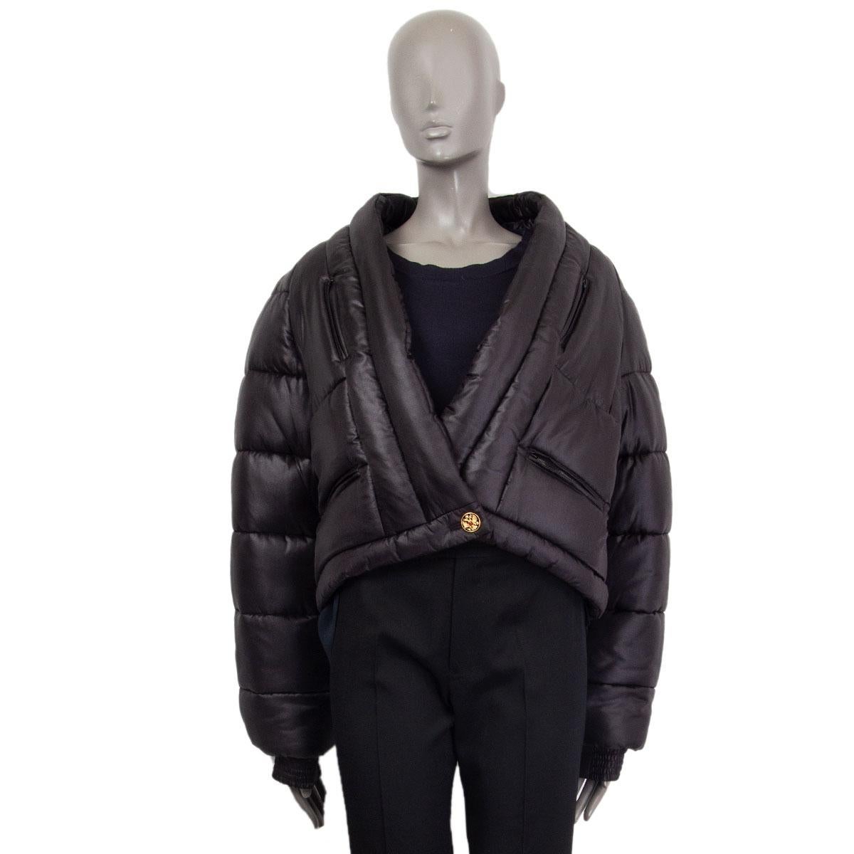 Chanel 'Paris-Moskau' Zweireiher-Pufferjacke aus schwarzer Seide (100%). Mit V-Ausschnitt:: Rippbündchen:: CC-Wappenaufnäher auf einem Arm und vier Reißverschlusstaschen auf der Vorderseite. Schließt mit einem schwarz-goldenen CC-Wappenknopf und