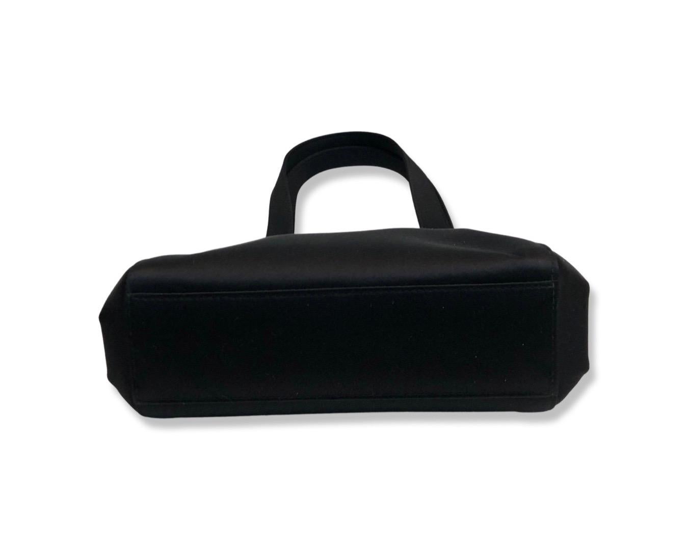 Chanel black silk purse handbag In Excellent Condition For Sale In Sheung Wan, HK