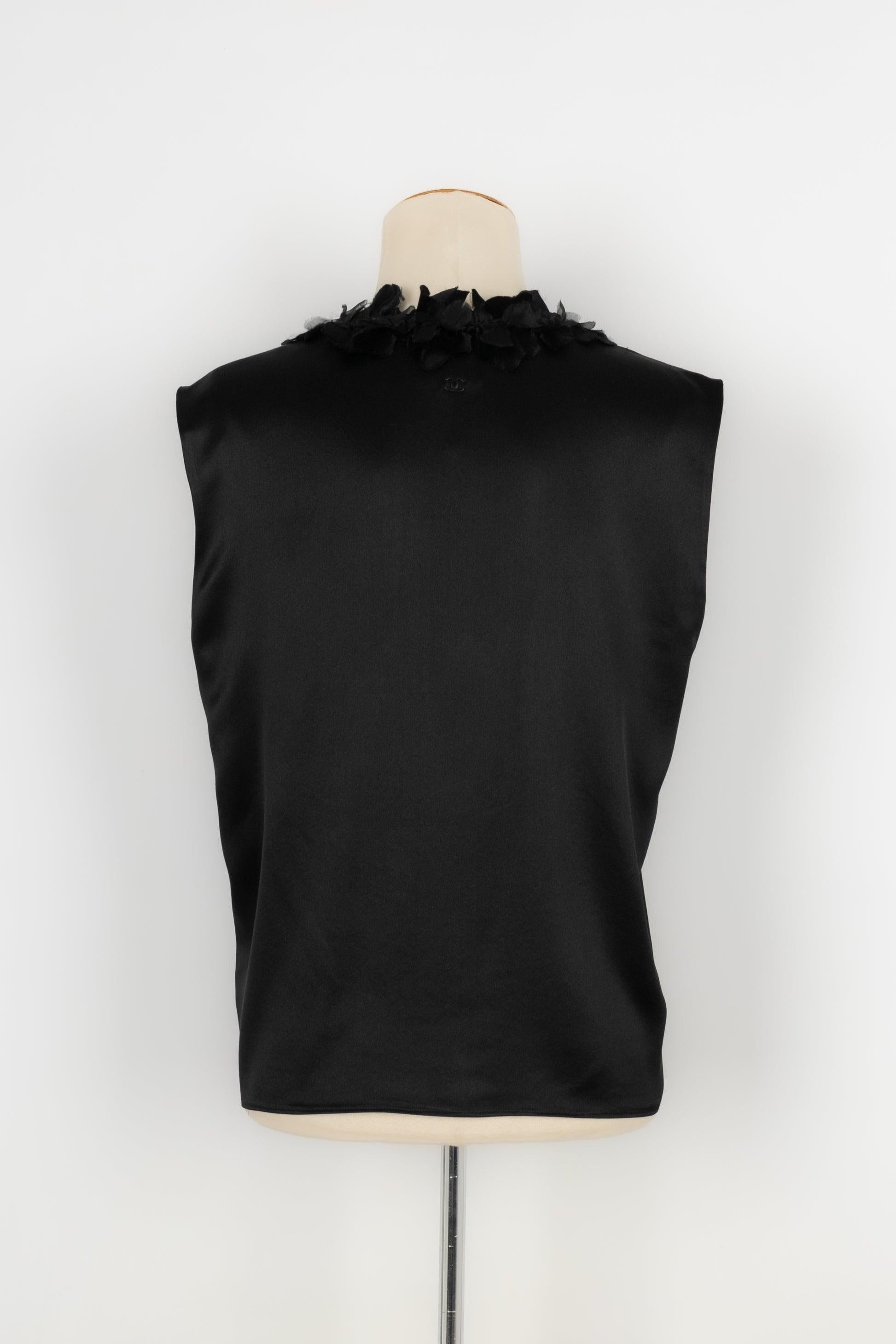 Chanel Black Silk Satin Blouse Top In Excellent Condition For Sale In SAINT-OUEN-SUR-SEINE, FR